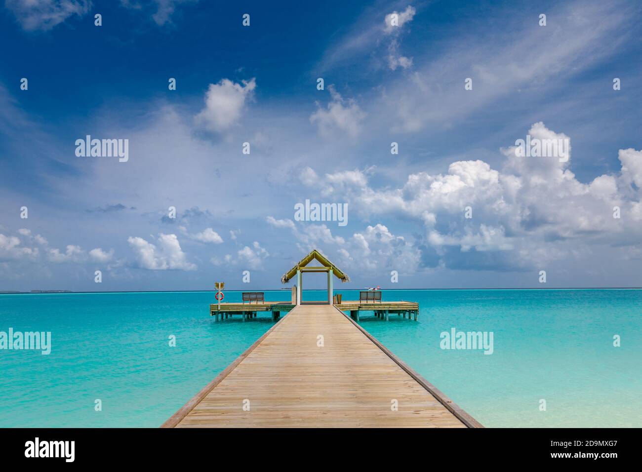 Panoramalandschaft des Malediven Strandes. Tropisches Panorama, Luxus-Wasservilla-Resort mit Holzsteg oder Steg. Luxus Reise Ziel Hintergrund Stockfoto