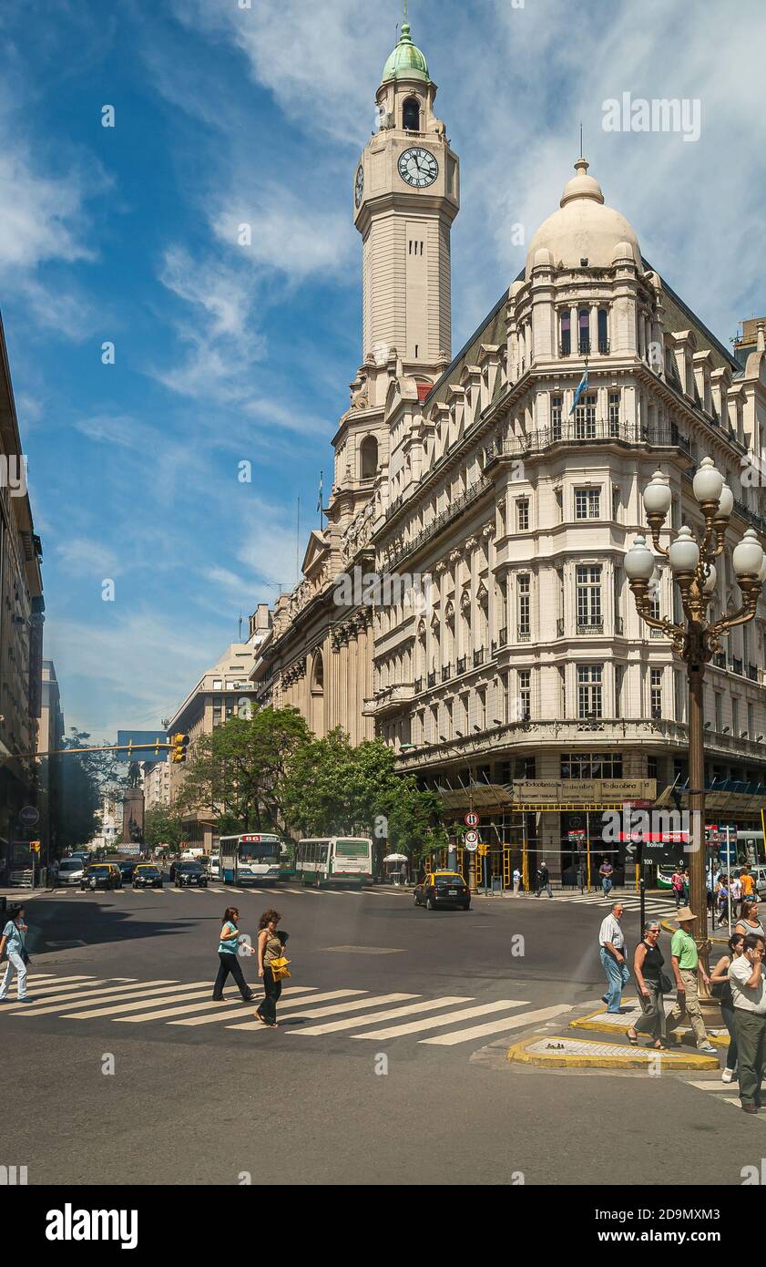 Buenos Aires, Argentinien - 19. Dezember 2008: Beigefarbener Uhrenturm aus Stein auf dem Gebäude der Stadtgesetzgebung unter blauer Wolkenlandschaft. Straßenszene mit Traff Stockfoto