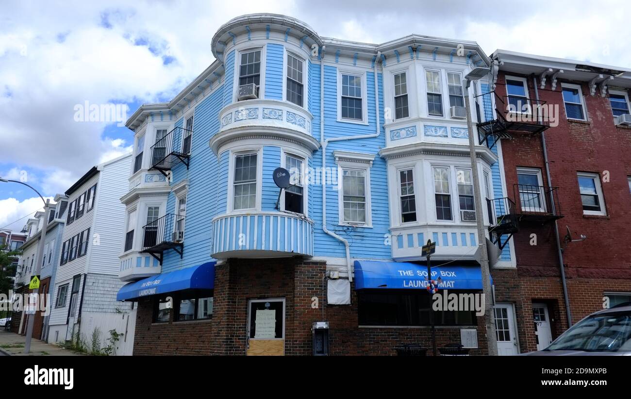 Boston, Massachusetts, Old Wooden Colonial Haus in blauer Farbe gemalt Stockfoto