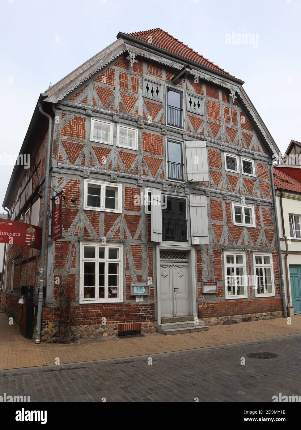 Parchim, Mecklenburg-Vorpommern - August 18 2020: Traditionelles Fachwerkhaus mit roten Ziegeln im Zentrum von Parchim Stockfoto