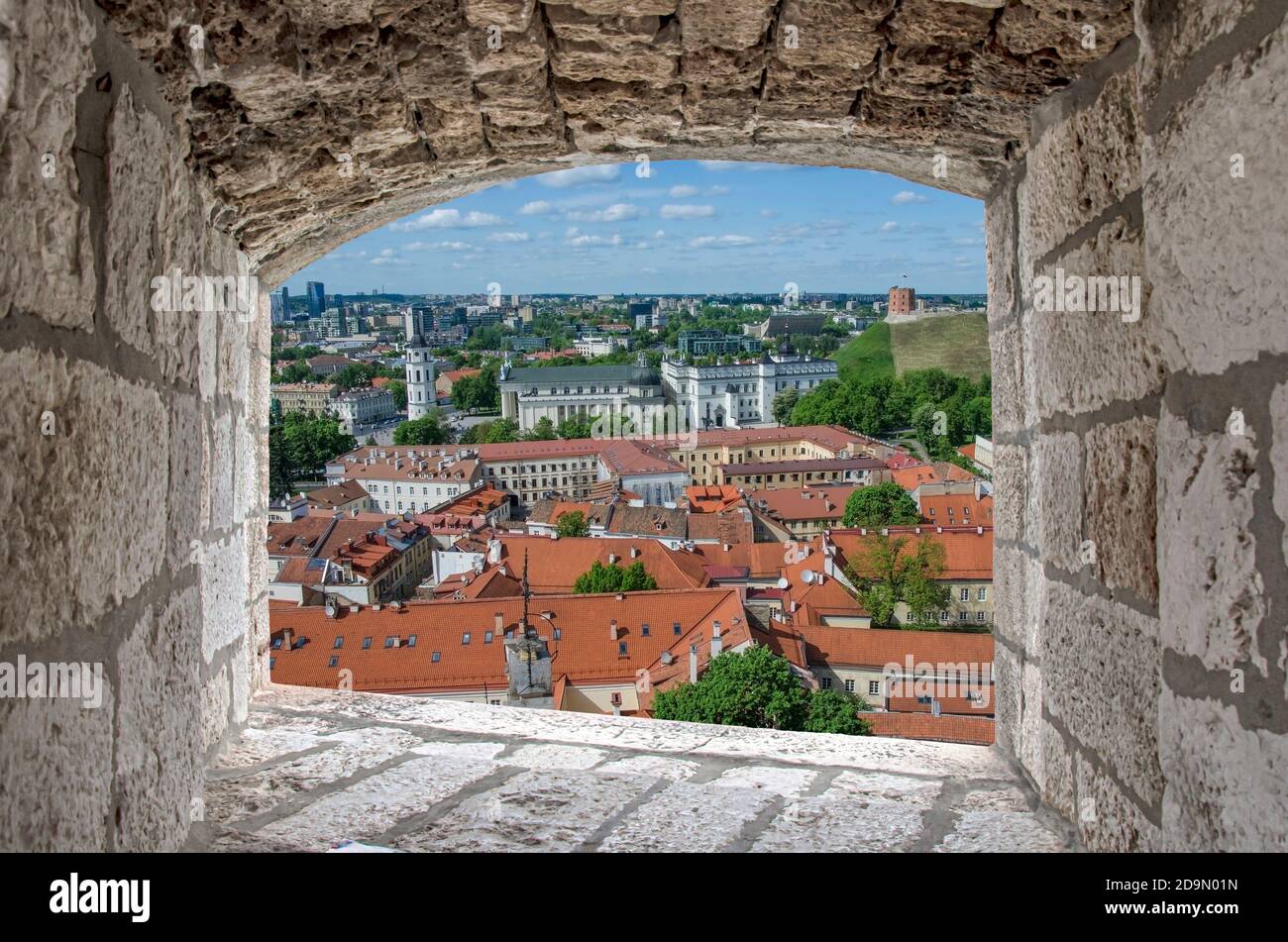 Blick vom Steinfenster auf das Stadtzentrum von Vilnius, Litauen. Blick von oben auf die St. Stanislaus Kathedrale auf dem Domplatz, Gediminas Stockfoto