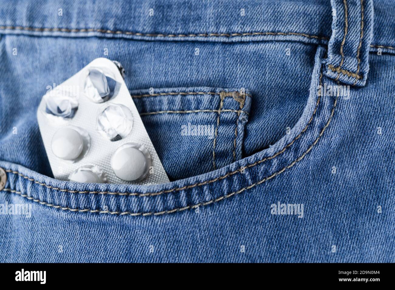 Tablet-Blister in einer Jeanstasche Stockfoto