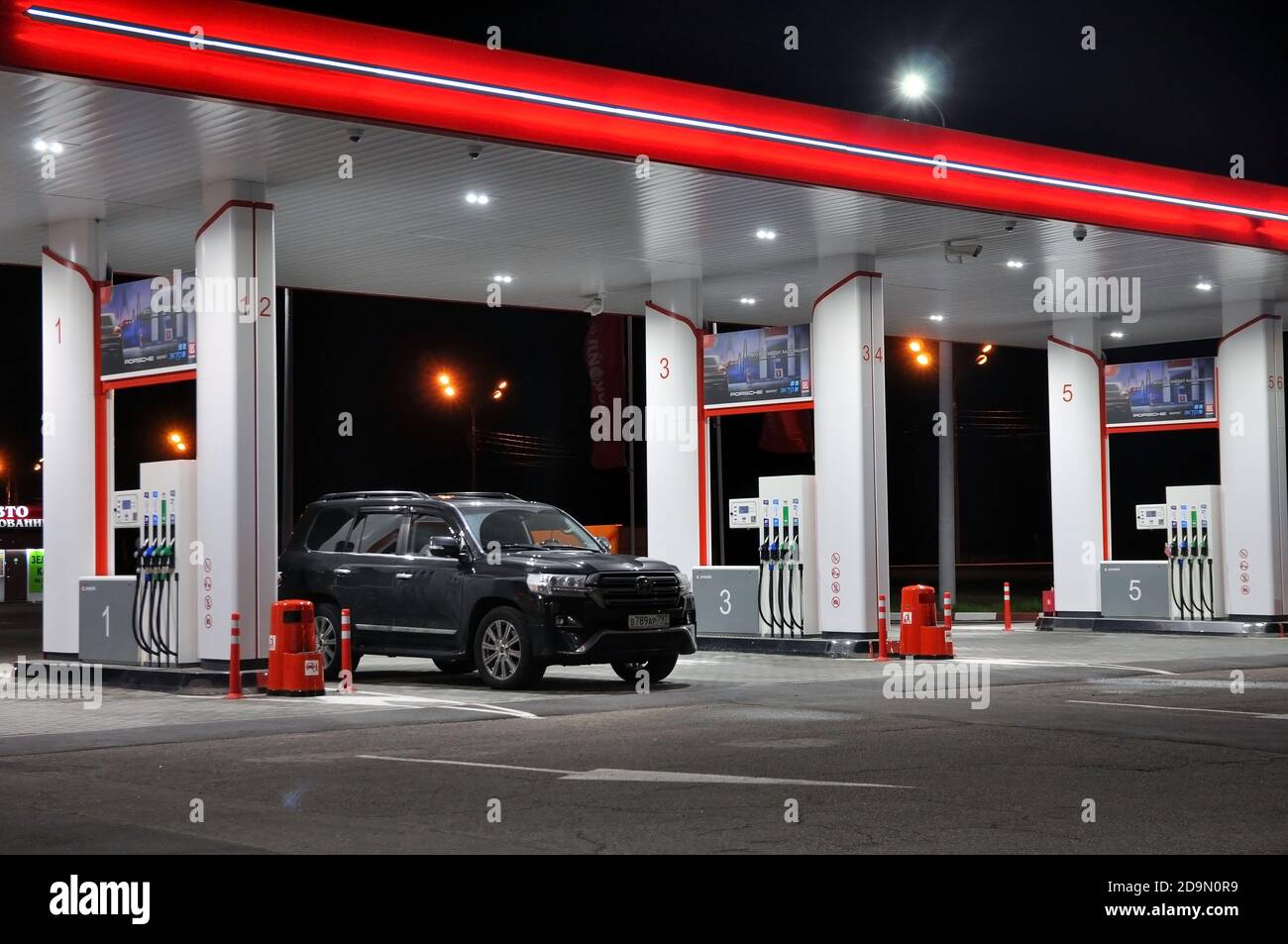 öl Absaugen Tankstelle In Der Nähe Toyota land cruiser zeichen -Fotos und -Bildmaterial in hoher Auflösung