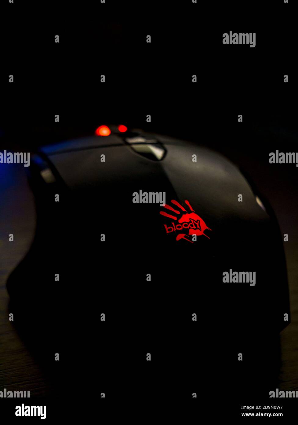 Usti nad Labem / Tschechische Republik - 12.10.2020: Blutige Gaming-Maus von A4Tech Co Ltd, mit einem roten hinterleuchteten Schild im Dunkeln Stockfoto