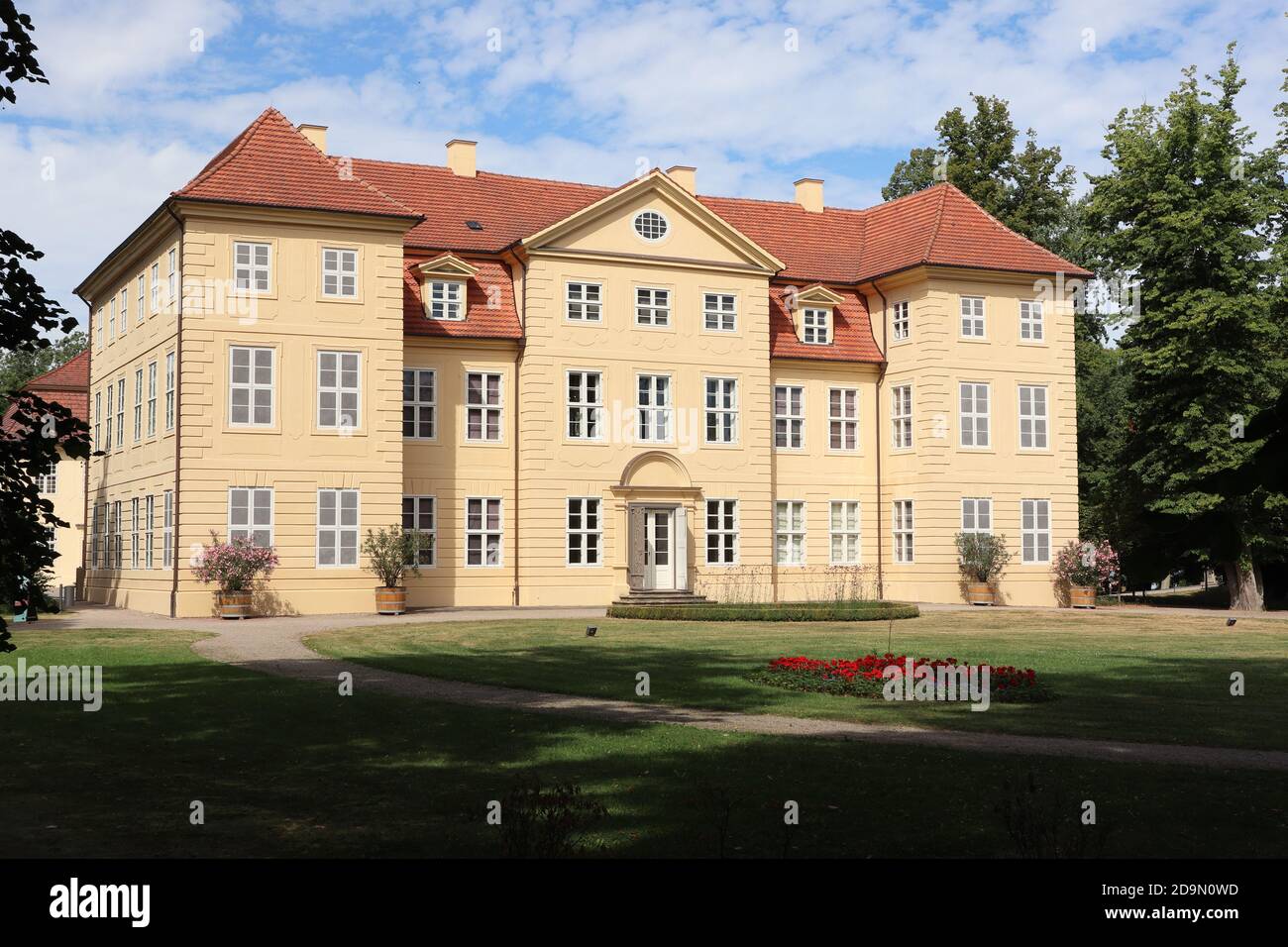 Mirow, Mecklenburg-Vorpommern - August 21 2020: Schloss Mirow, Schloss auf einer Insel im Mirowsee Stockfoto