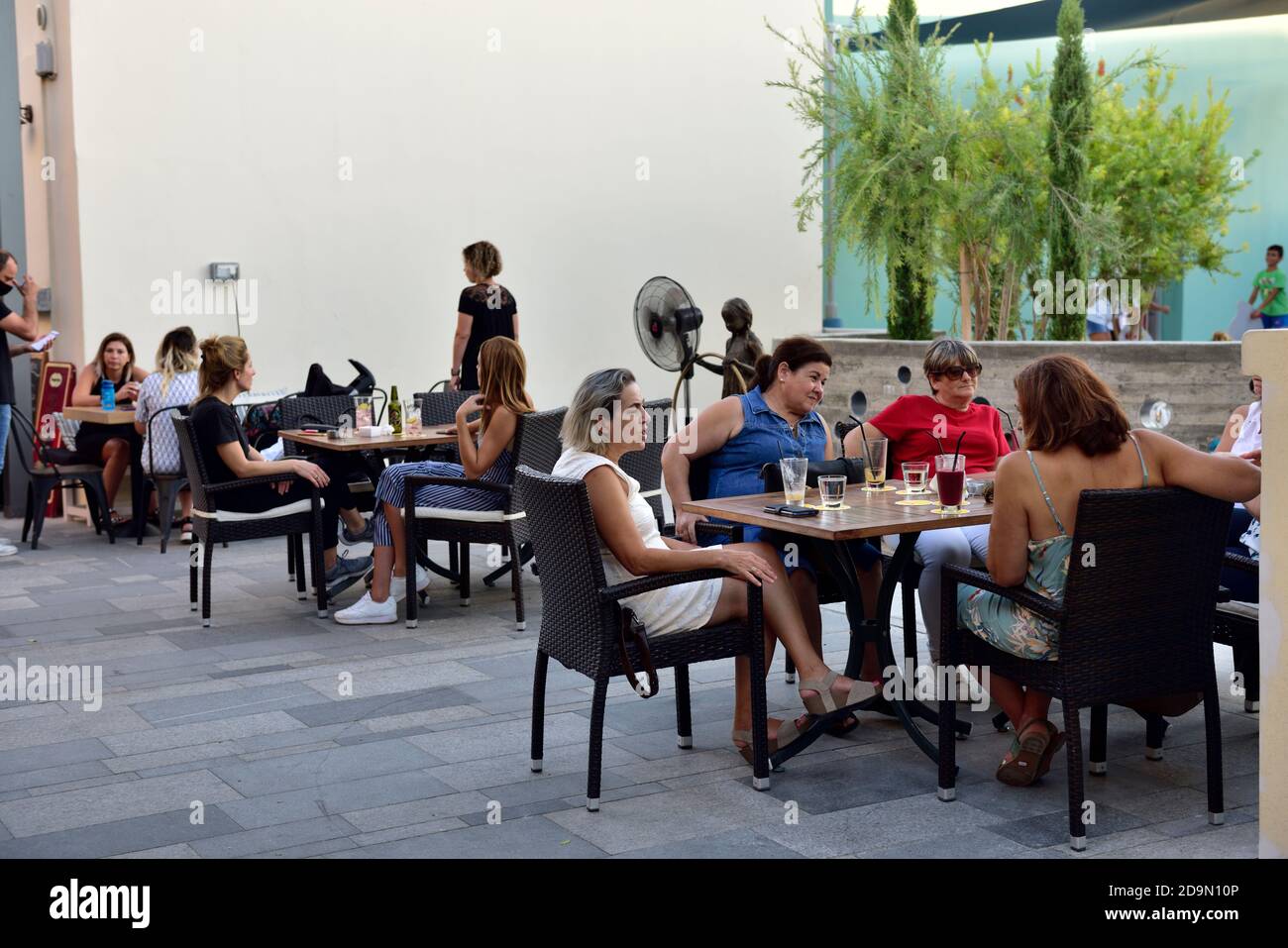 Leute, die draußen im Restaurantcafe an Tischen essen Stockfoto