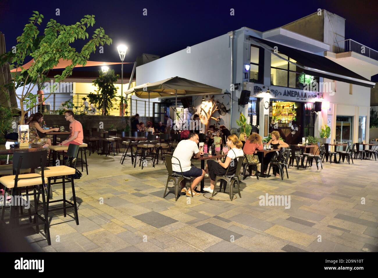 Leute, die draußen an Tischen in der Café-Bar des Restaurants essen Abends Stockfoto