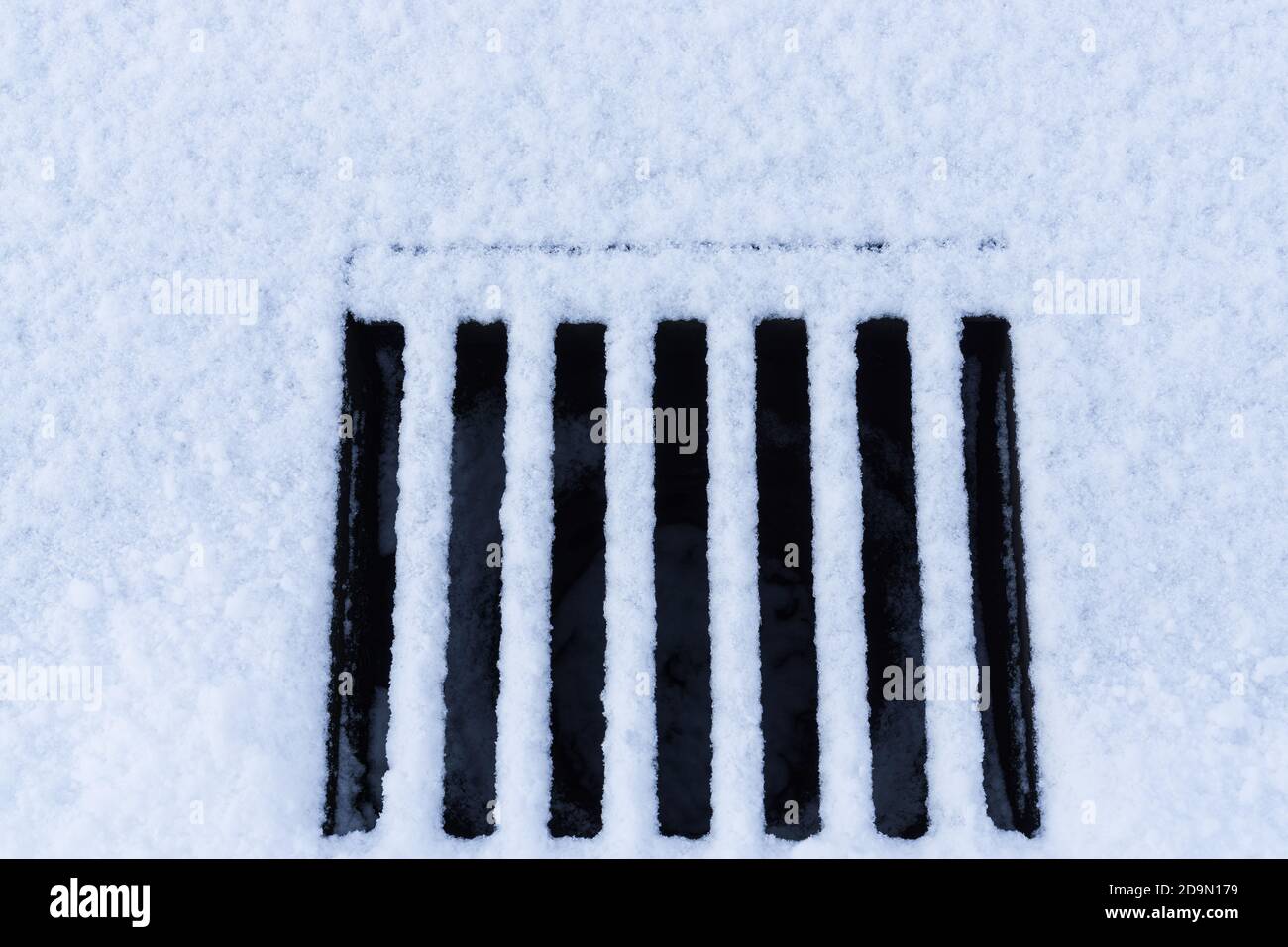 High-Angle-Aufnahme einer schneebedeckten Schlucht Stockfoto