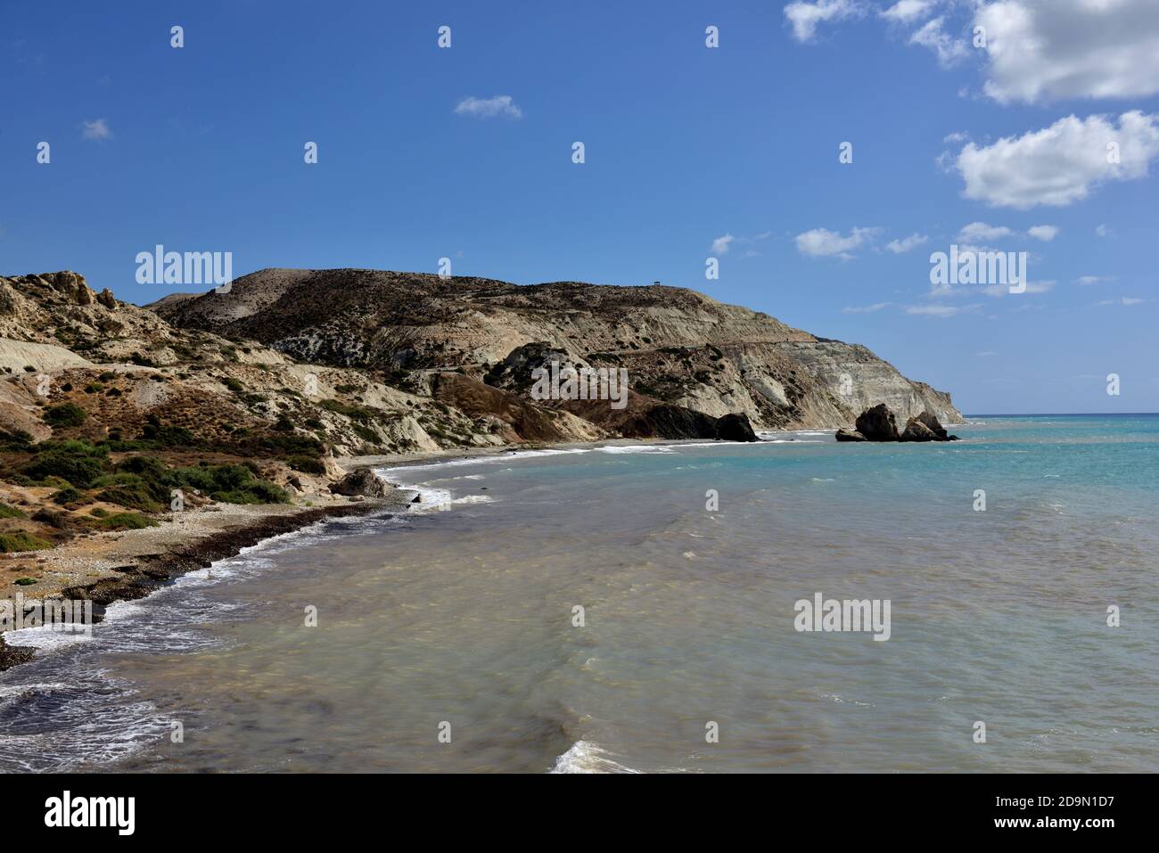 Meeresküste entlang des Mittelmeers in der Nähe von Aphrodite's Rock, Zypern Stockfoto