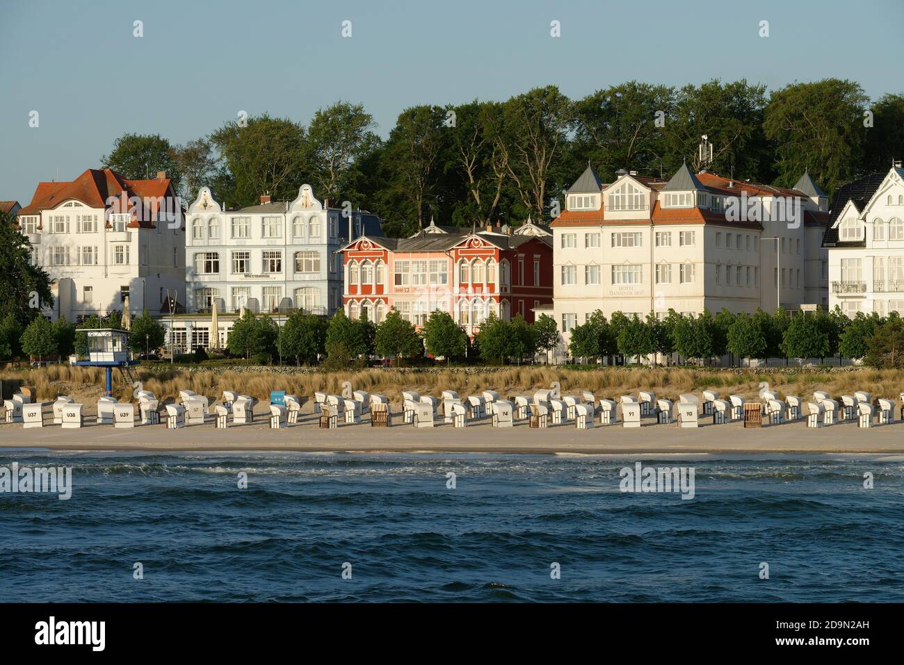 Villen mit Meerblick an der Strandpromenade von Bansin im Morgenlicht, Badeort Bansin, Usedom, Ostsee, Mecklenburg-Vorpommern, Deutschland Stockfoto