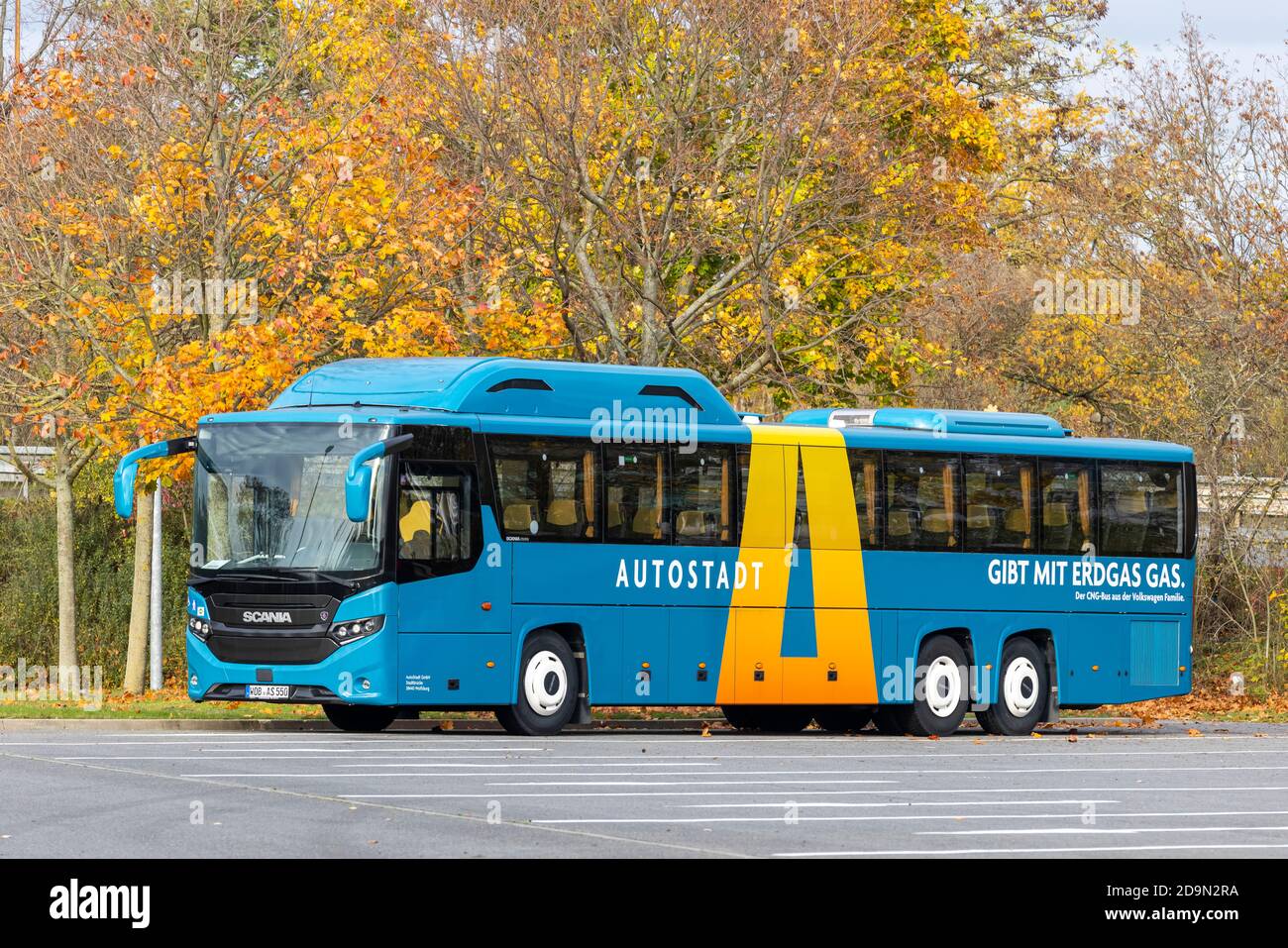 Die Volkswagen Autostadt zieht jährlich mehr als 1.2 Millionen Besucher an. Diese Attraktion hat eigene Busse, um größere Gruppen von Menschen zu transportieren. Stockfoto