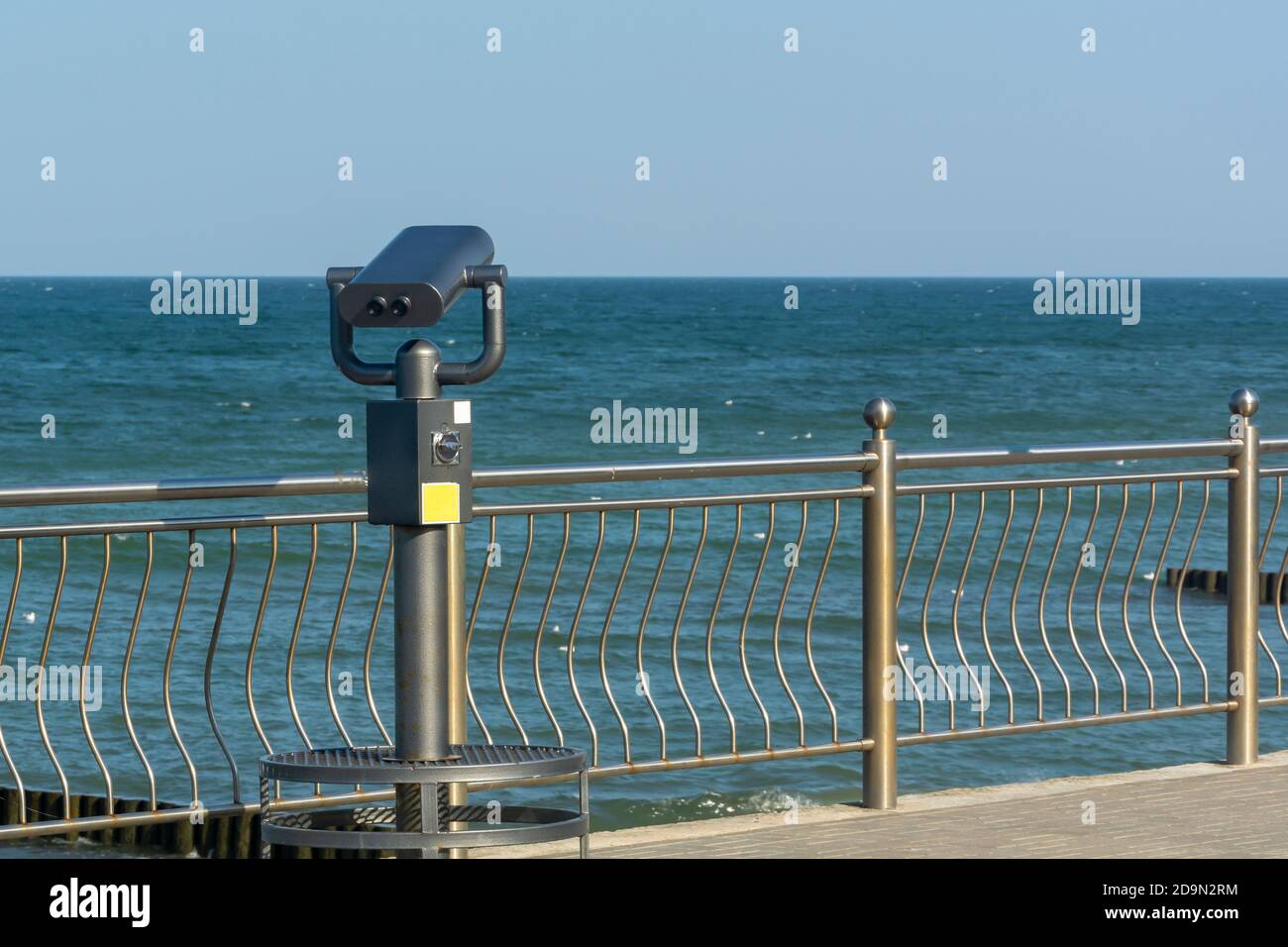 Öffentliche Ferngläser auf dem Seeweg. Münzbetriebener binokularer Betrachter für Touristen. Stockfoto