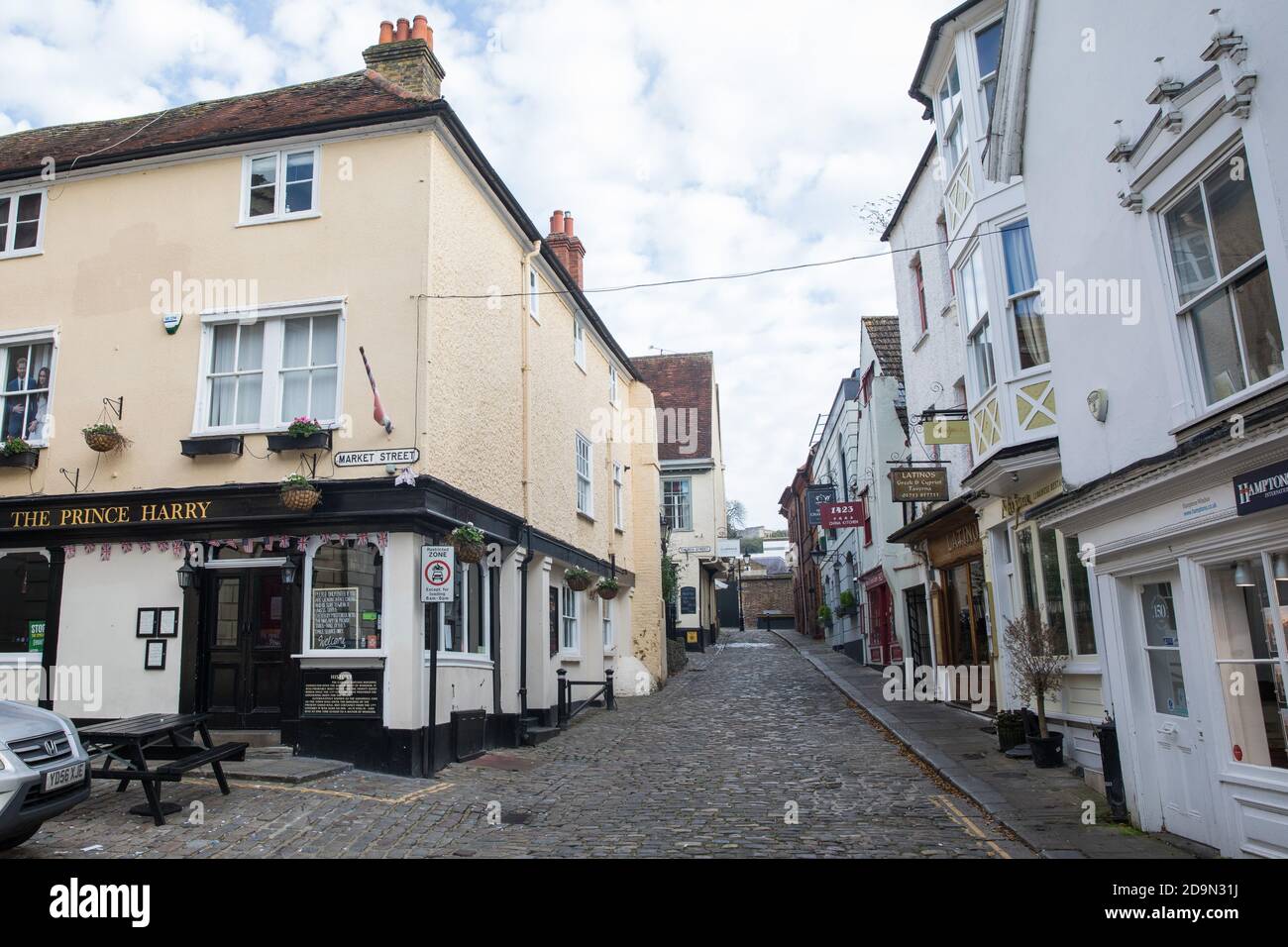 Windsor, Großbritannien. November 2020. Am zweiten Tag der zweiten Blockierung des Coronavirus in England ist eine von Restaurants gesäumte Straße voller Touristen und Anwohner. Nur Einzelhändler, die "wesentliche" Waren und Dienstleistungen verkaufen, dürfen während der zweiten Sperre für die Öffentlichkeit geöffnet werden, und Cafés, Restaurants und Pubs müssen geschlossen bleiben, es sei denn, sie stellen vor 22:00 Uhr Essen und Getränke zum Mitnehmen bereit, klicken und abholen, fahren durch oder liefern. Kredit: Mark Kerrison/Alamy Live Nachrichten Stockfoto