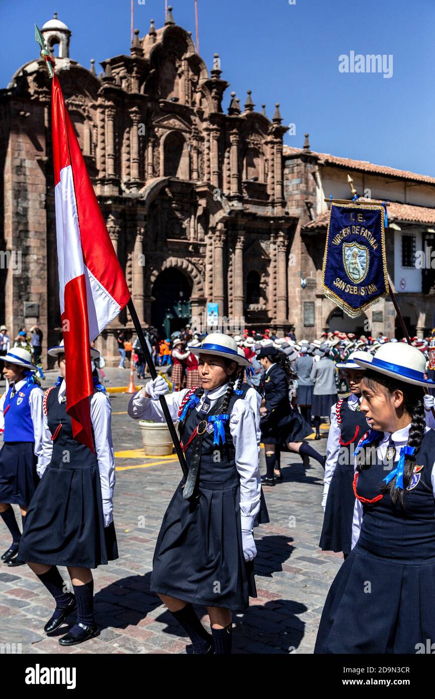 Kinderschulgruppen auf Parade während Juramentacion de Policias Escolares Veranstaltung (Vereidigung in Zeremonie für Junior-Polizeigruppen), Plaza de Armas, CUS Stockfoto