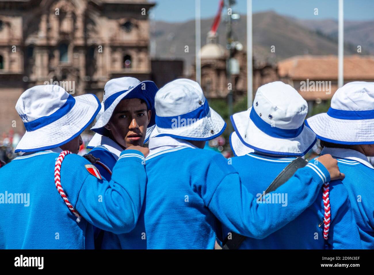 Kinderschulgruppe, Juramentacion de Policias Escolares (Vereidigung bei der Zeremonie für Jugendpolizeigruppen), Plaza de Armas, Cusco, Peru Stockfoto