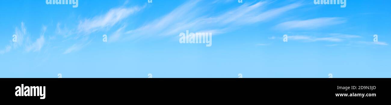 Blauer Himmel mit weißen Zirruswolken am Tag. Natürliche Panorama Hintergrund Foto Textur Stockfoto