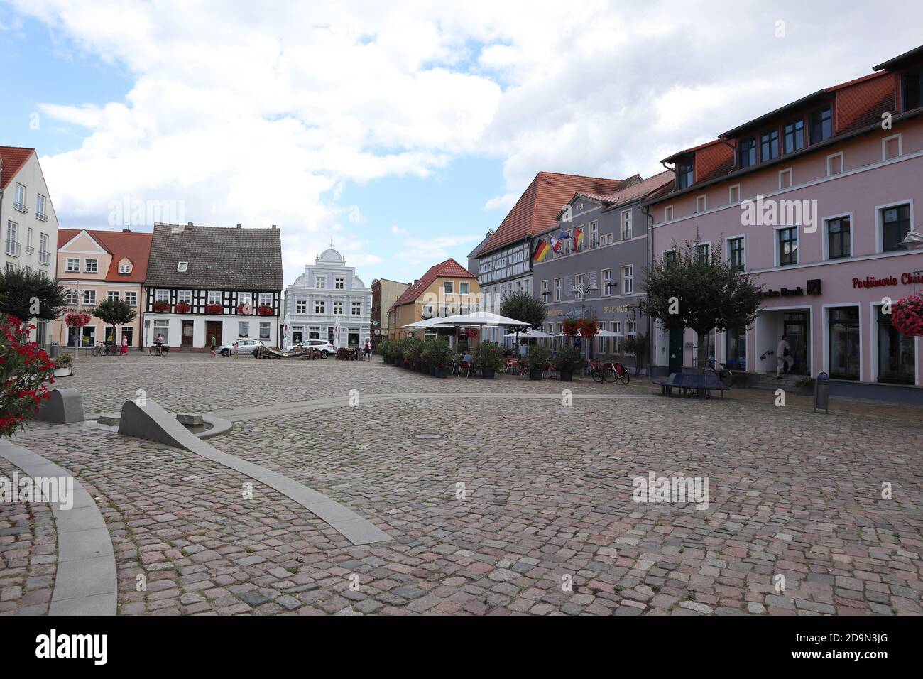 Ueckermünde, Mecklenburg-Vorpommern - August 23 2020: Zentraler Marktplatz mit traditionellen Häusern im Norden Deutschlands Stockfoto