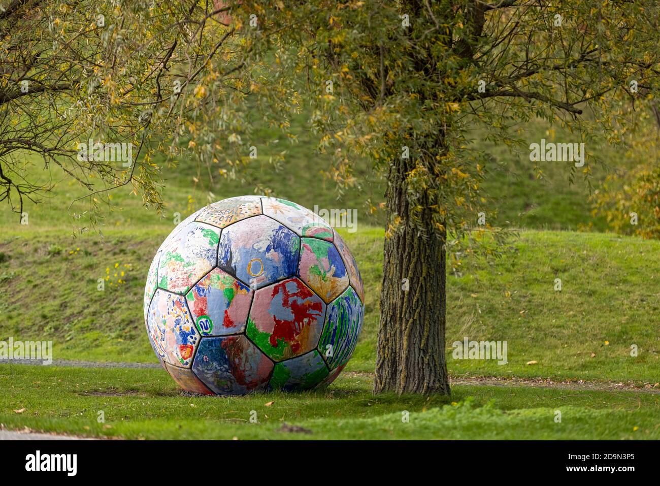 Der VfL Wolfsburg ist eine professionelle Fußballmannschaft in Niedersachsen. Der öffentliche Park rund um das Fußballstadion ist mit sportlichen Themen dekoriert. Stockfoto