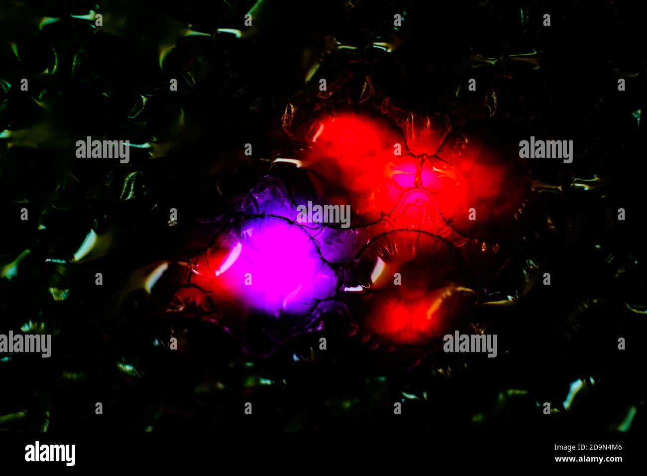 Abstrakter Hintergrund mit einem bunten Bild durch ein Blatt erstellt Aus Plastikfolie Stockfoto