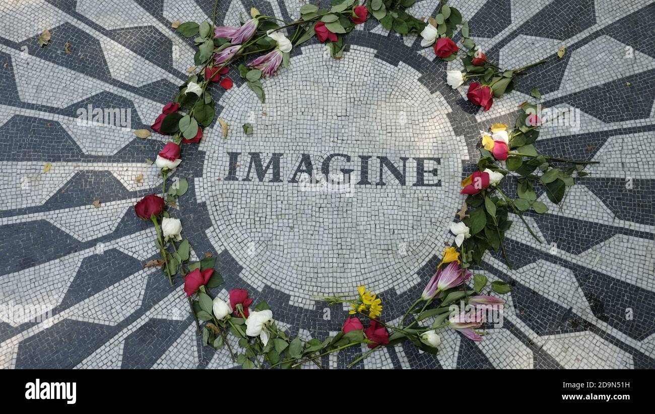 Das John Lennon Memorial im Central Park, NY, USA, ist Teil der Strawberry Fields, die vom Landschaftsarchitekten Bruce Kelly entworfen wurden und dem Gedenken an John Lennon gewidmet ist, der am 8. Dezember 1980 von Mark David Chapman vor dem Dakota Building ermordet wurde Stockfoto