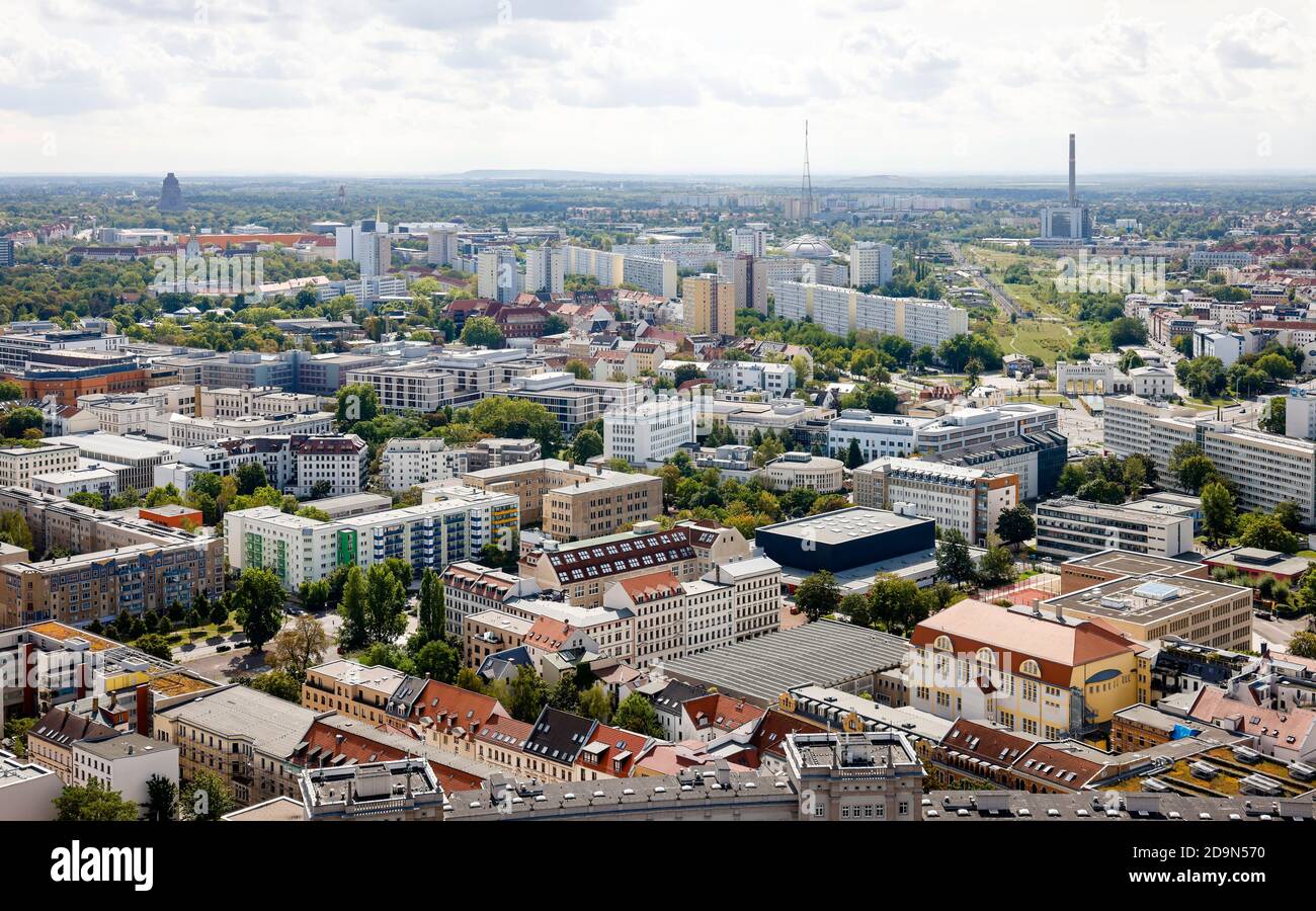 Leipzig, Sachsen, Deutschland, Stadtübersicht mit Blick Richtung Südvorstadt, Marienbrunn, Connewitz, links Voelkerschlachdenkmal, rechts Funkturm. Stockfoto