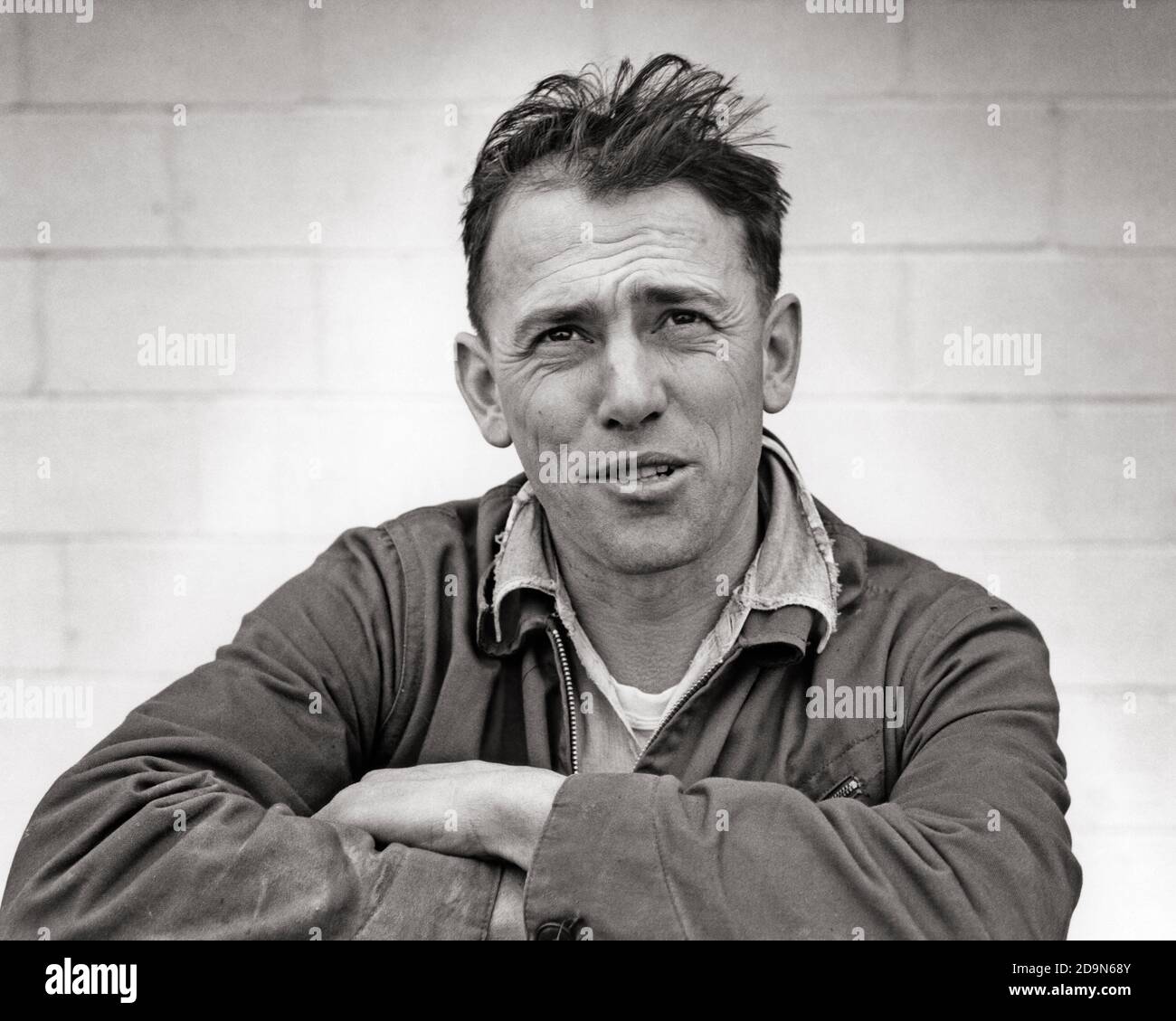 1950ER JAHRE PORTRÄT DES MENSCHEN LANDWIRT BAUERNHOF ARBEITER JEDERMANN BLICK AUF KAMERA SPRICHT SEINEN GEIST ZUM AUSDRUCK BRINGEN EINE MEINUNG - C9038 HEL001 HARS AUSDRÜCKE LANDWIRTSCHAFT B&W TRAURIGKEIT AUGENKONTAKT FREIHEIT STÄRKE FALTEN FARMERS FÜHRUNG LEISTUNGSSTARKE ARBEIT STOLZ BESCHÄFTIGUNG BERUFE UNTERSTÜTZEN MITARBEITER DURCHSCHNITT MID-ADULT MID-ADULT MANN VERWITTERT SCHWARZ UND WEISS KAUKASISCHEN ETHNIE ARBEIT ALTMODISCH Stockfoto