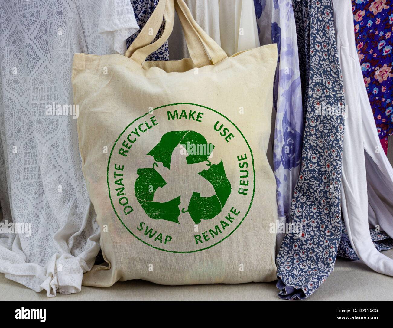 Circular Economy Textilien auf Stoffbeutel Machen, verwenden, wiederverwenden, tauschen, spenden, recyceln mit Öko Kleidung Recycling Icon nachhaltige Mode Konzept Stockfoto