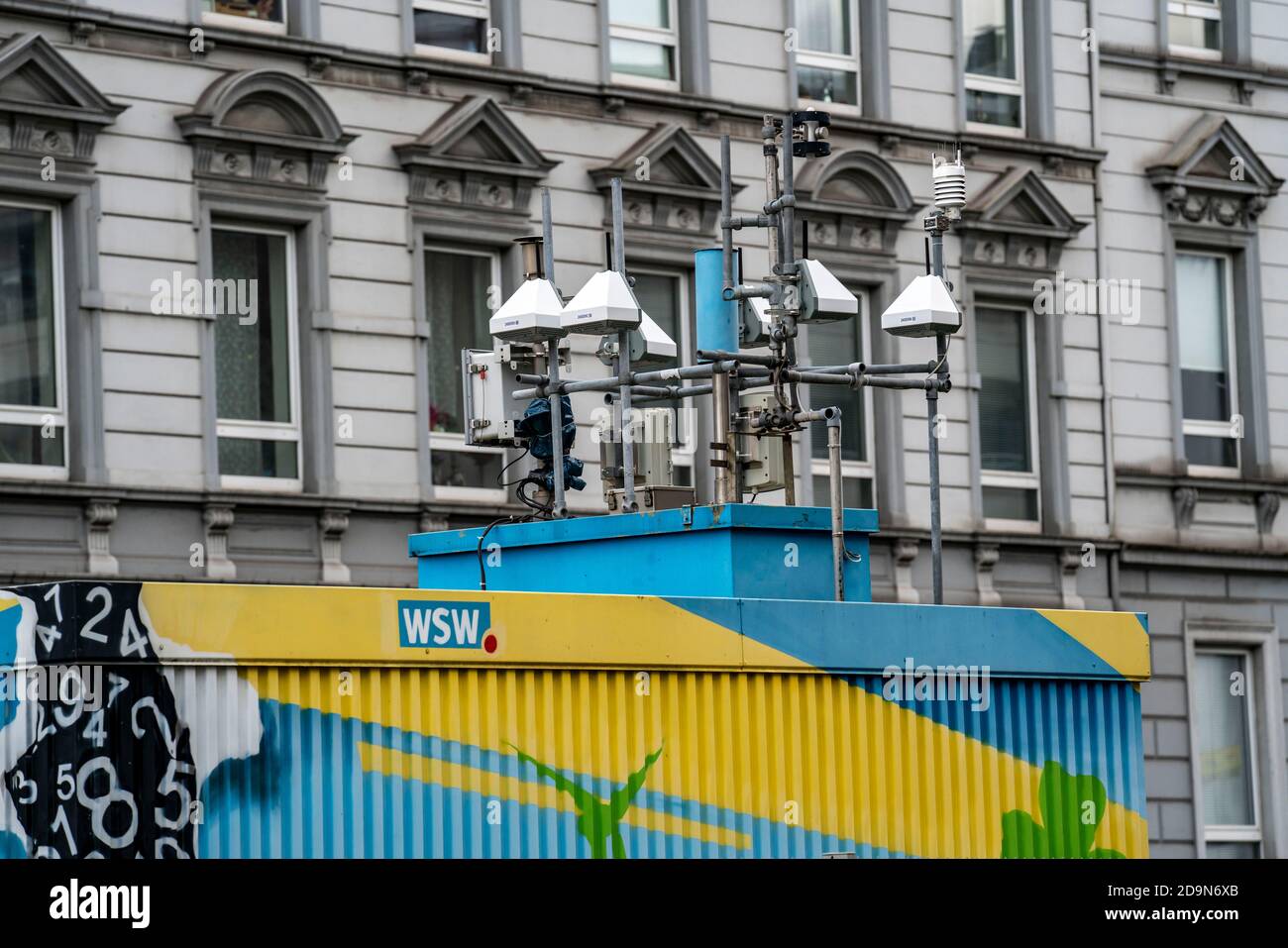 Messstation zur Überwachung der Luftqualität auf der B7, Friedrich-Engels-Alle in Wuppertal, betrieben von der Bergischen Universität und Wuppertaler Stad Stockfoto