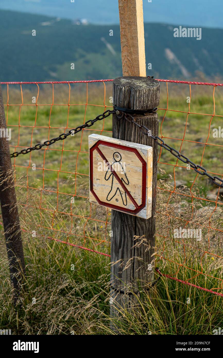 Kein Wanderschild, das an einem Holzmast hängt. Stockfoto