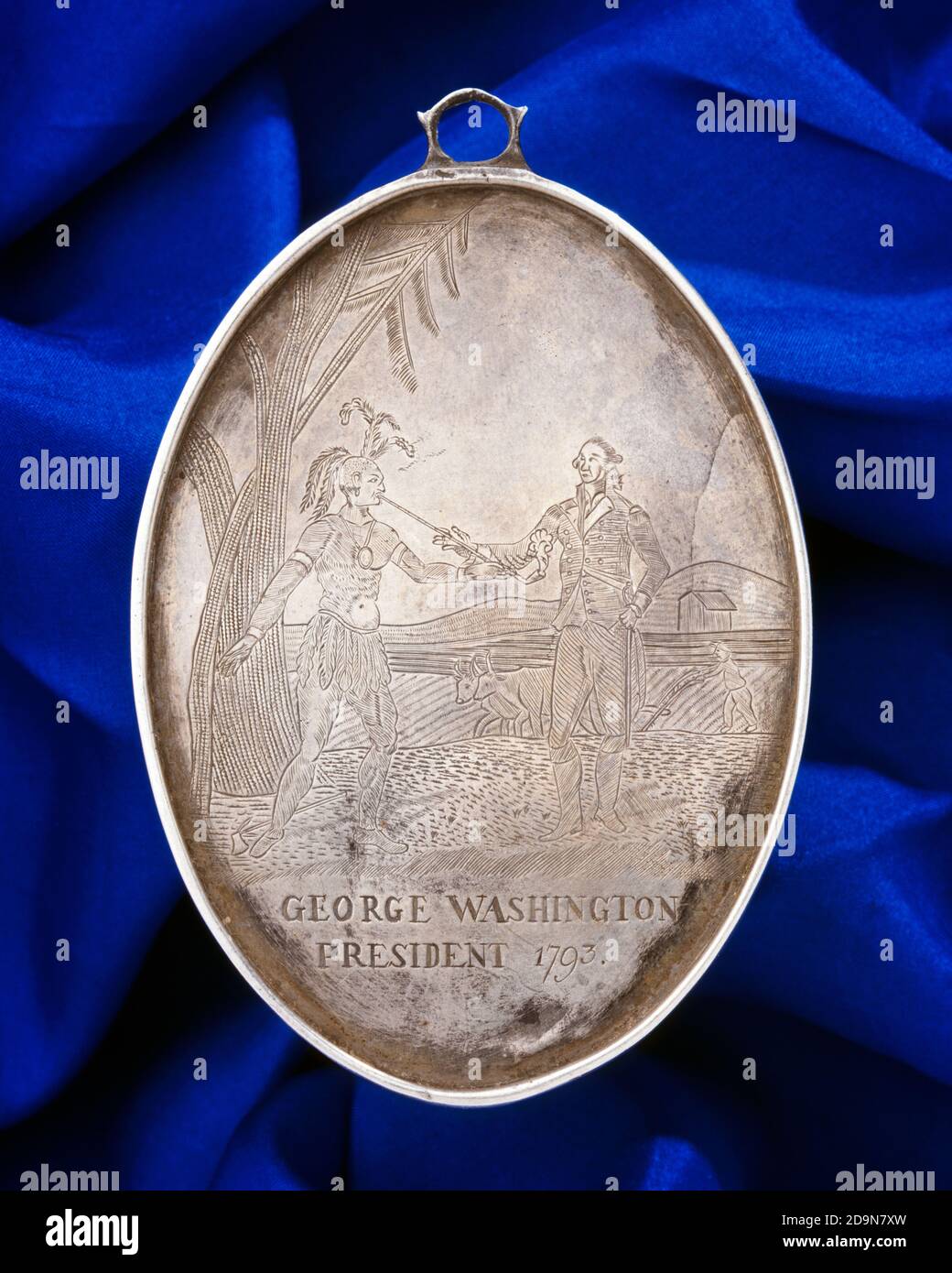 1700ER 1793 GEORGE WASHINGTON SILBER INDISCHE FRIEDENSMEDAILLE RÜCKSEITE ZEIGT WASHINGTON UND INDIANER MIT FRIEDENSPFEIFE - KH13409 NAW001 HARS GEDENKSTILL LEBEN CLOSE-UP REVOLUTIONÄREN KRIEG GEORGE WASHINGTON INDIANISCHE MEDAILLE INDIANISCHE STAATSMANN 1700S 1793 GRÜNDUNGSVATER INDIGENE ALTMODISCHE VIRGINIAN Stockfoto