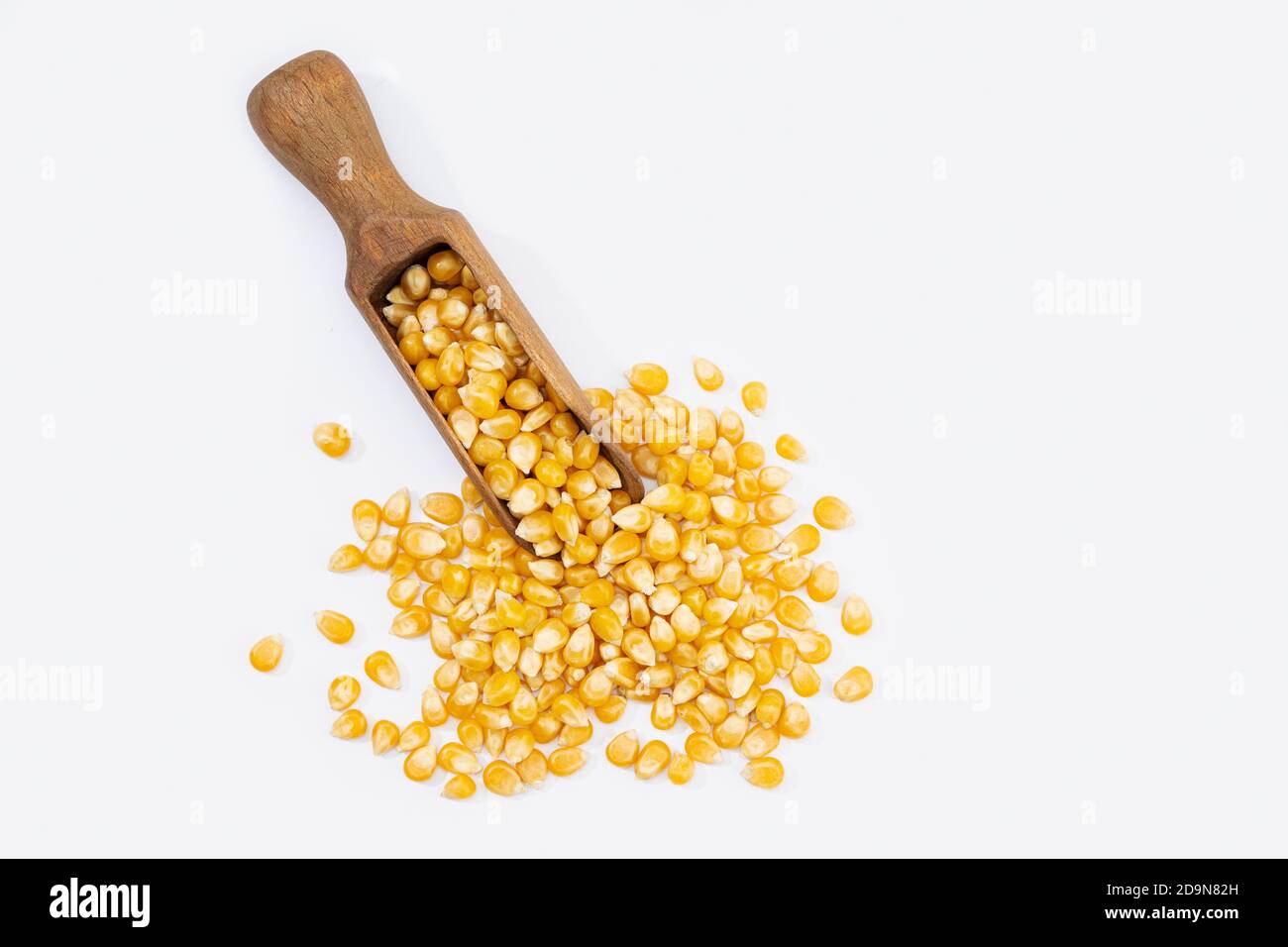 Maiskörner für Popcorn isoliert auf weißem Hintergrund. Speicherplatz kopieren Stockfoto