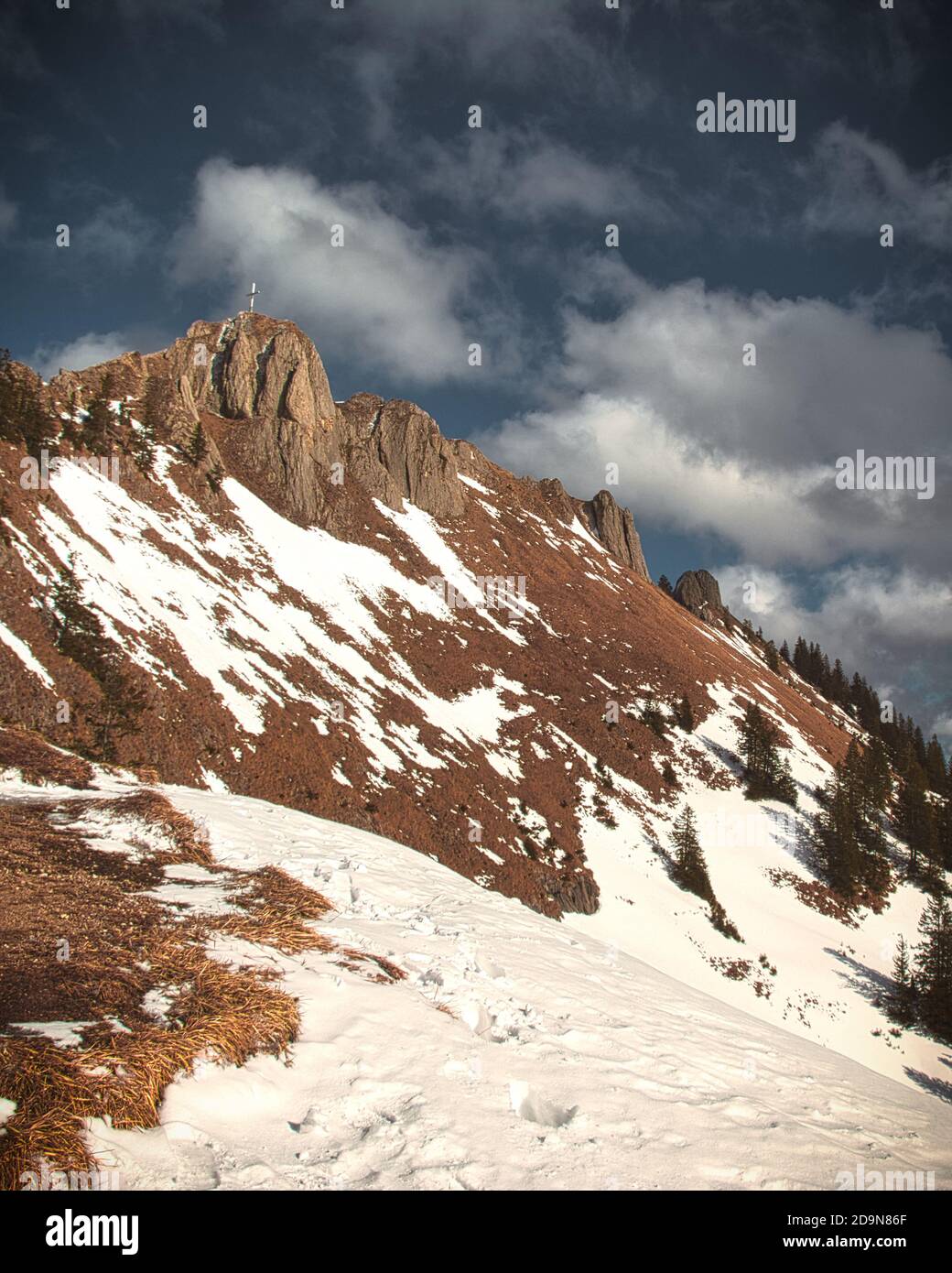 Bergkamm mit blauem Himmel und einigen Wolken in der Hintergrund Stockfoto