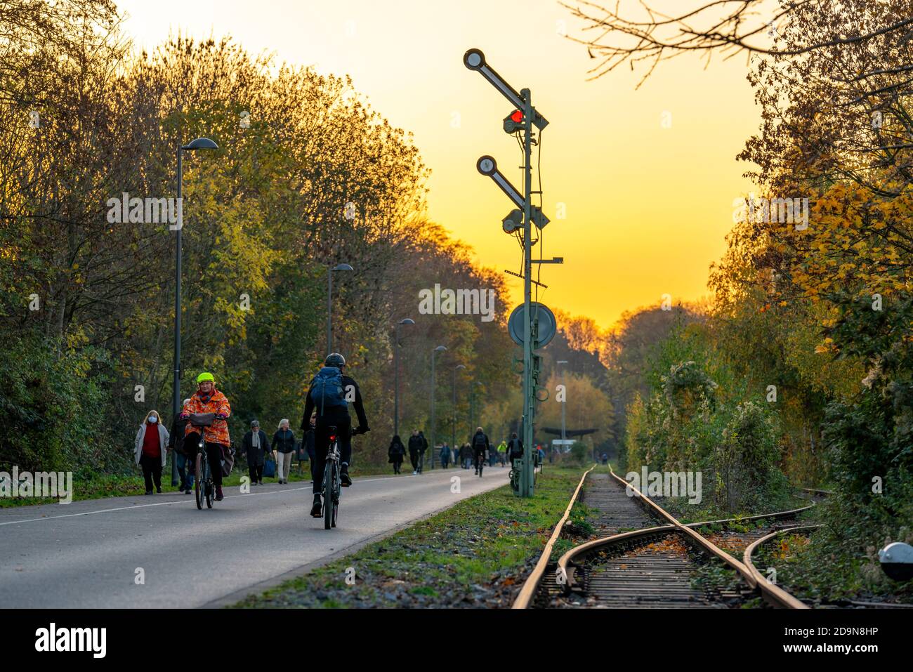 Die Nordbahntrasse, ein Radweg, Fußweg, auf einer ehemaligen 22 KM langen Eisenbahnstrecke, entlang der West-Ost-Achse von Wuppertal, am Nordhang, mit vielen Tu Stockfoto