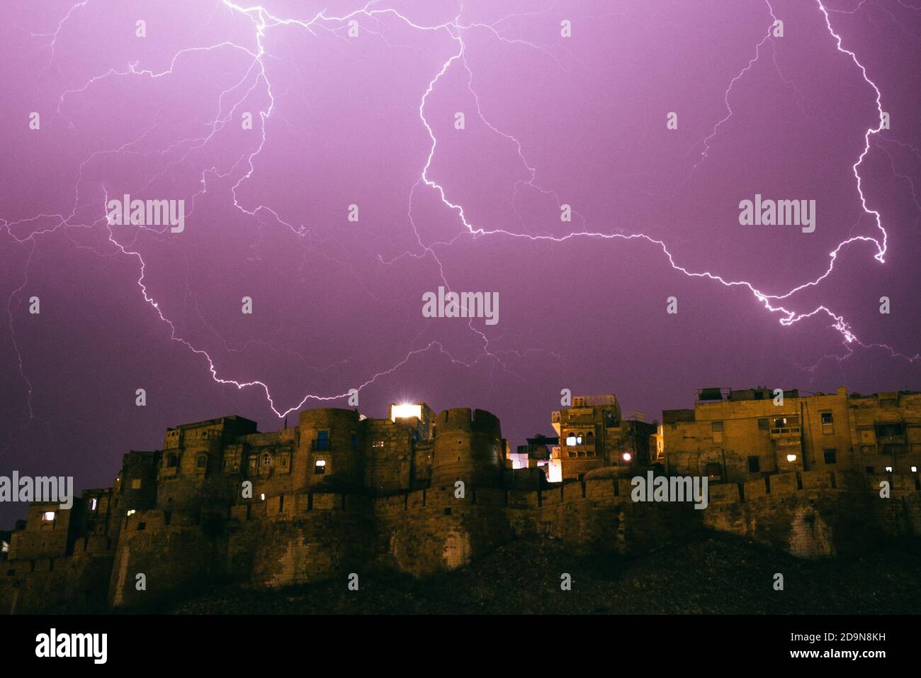Blitzschläge über der Goldenen Stadt Jaisalmer, in Rajasthan Indien. Stockfoto