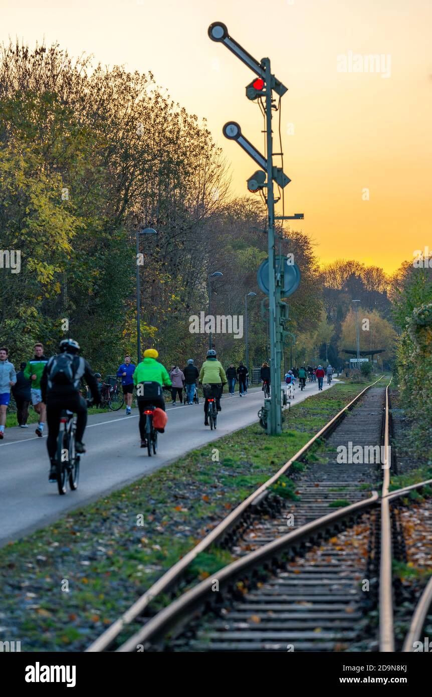 Die Nordbahntrasse, ein Radweg, Fußweg, auf einer ehemaligen 22 KM langen Eisenbahnstrecke, entlang der West-Ost-Achse von Wuppertal, am Nordhang, mit vielen Tu Stockfoto