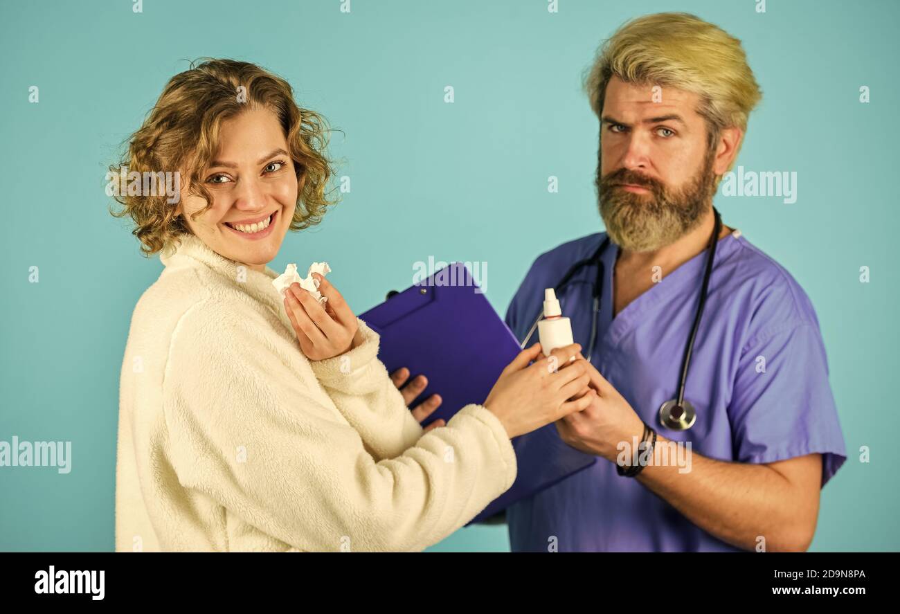 Symptome einer Virusinfektion. Verschreiben Sie Tests und Behandlung. Kranker Patient. Diagnosekonzept. Medizinische Hilfe. Anamnese. Arzt kommunizieren Frau. Medizinische Behandlung. Bietet effektive Heilmittel. Stockfoto
