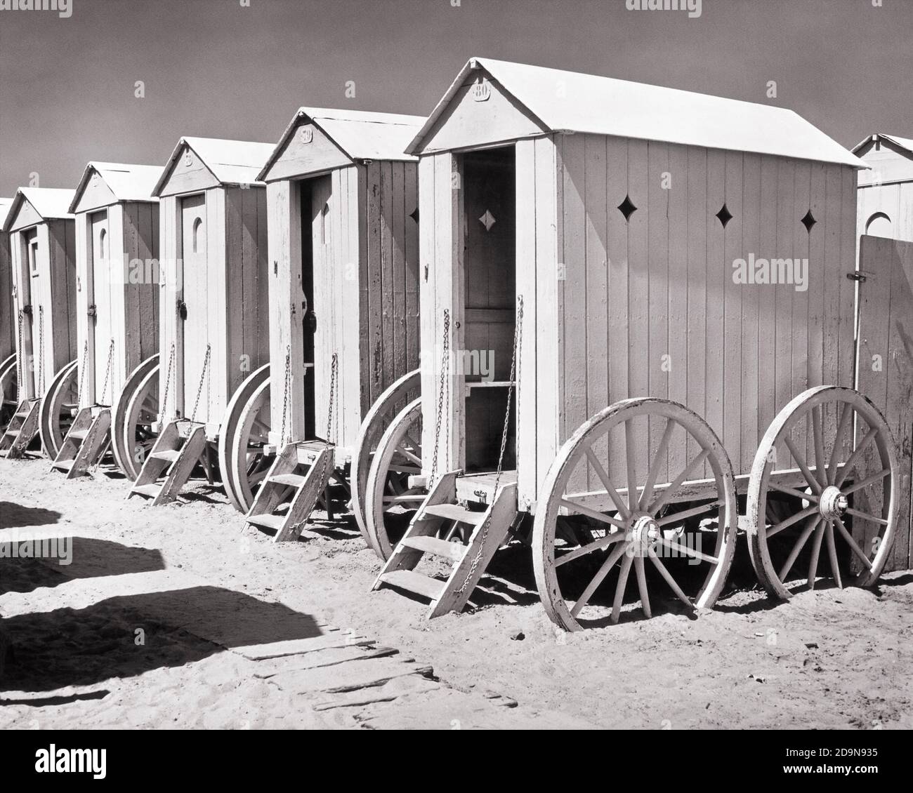 DIE ROLLENDEN BADEHÄUSER DER 1930ER JAHRE ERMÖGLICHEN ES BADEGÄUSERN, VOM DRESSING ZU TRETEN ZIMMER DIREKT IN SURF POCITOS STRAND MONTEVIDEO URUGUAY - R12436 HAR001 HARS KÜSTE MEHRERE SCHWARZ UND WEISS HAR001 ALTMODISCH DATENSCHUTZ Stockfoto