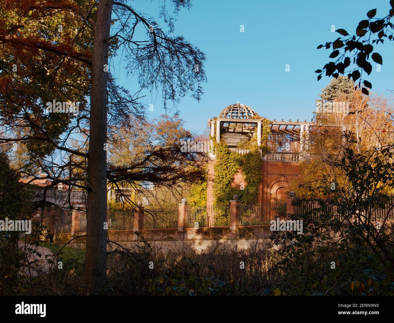 Hampstead Pergola im Herbstsonnenlicht auf Hampstead Heath, London. Erschaffung von Lord Leverhulme. Stockfoto