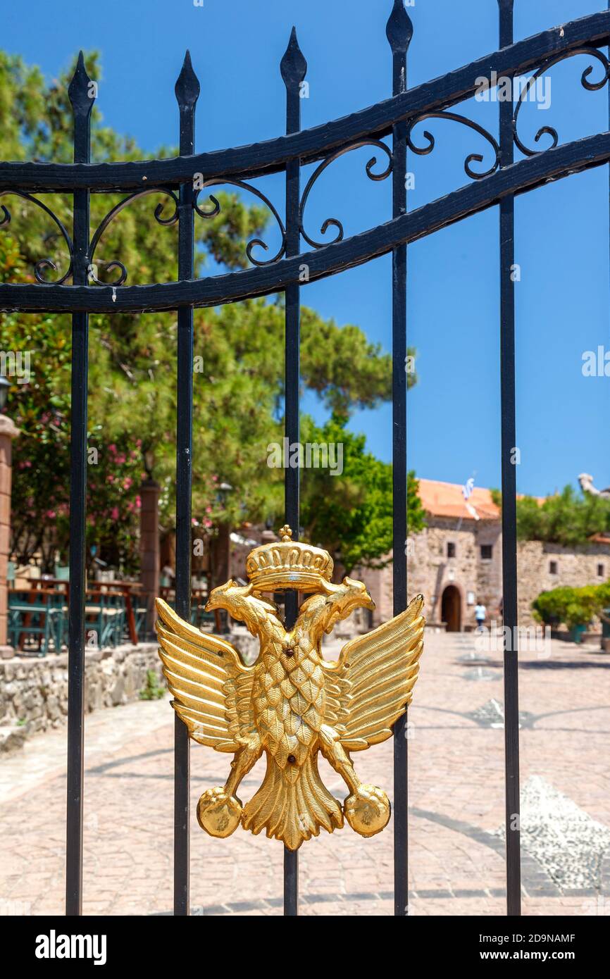 Byzantinischer zweiköpfiger Adler, das Symbol des byzantinischen Reiches, wie man ihn am Tor des Klosters des Erzengels Michael oder Taksiarchis in Mantamad sieht Stockfoto