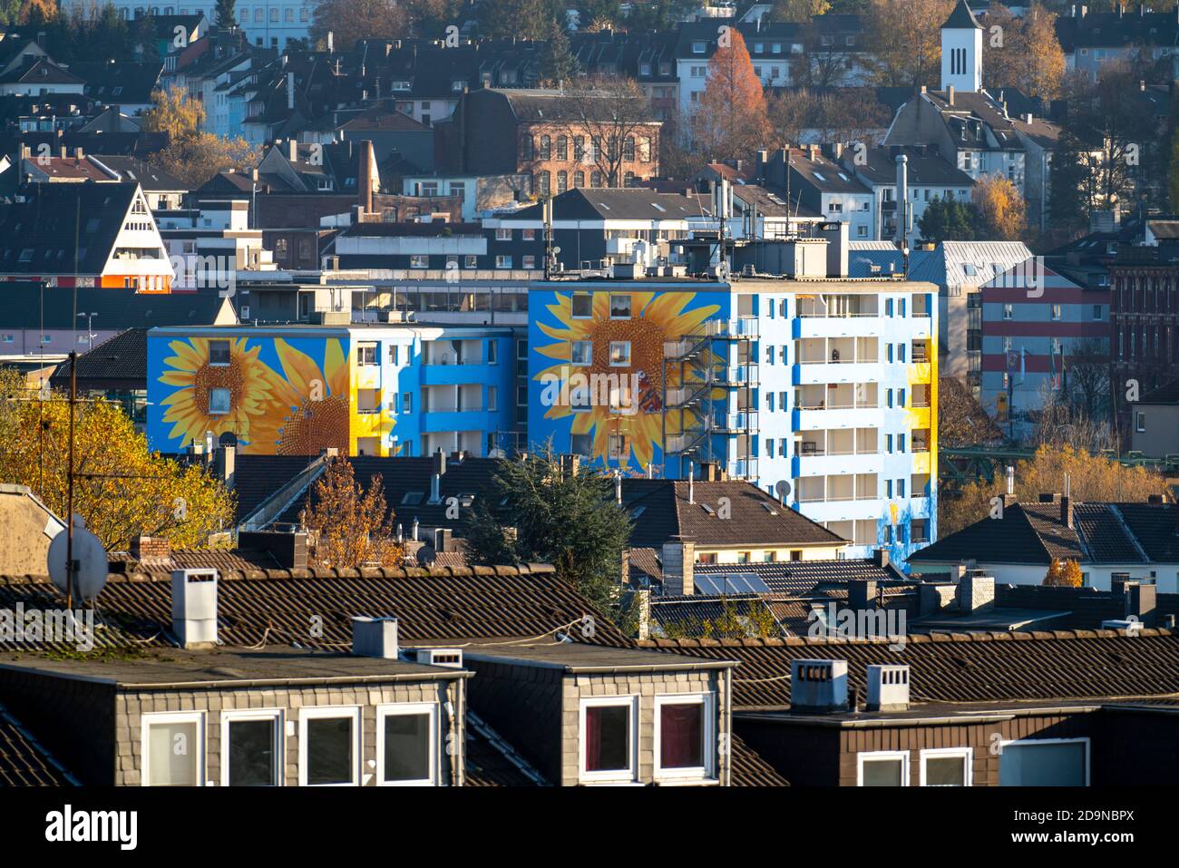 Wohnhaus in Wuppertal-Oberbarmen, Berliner Straße, die Fassade wurde nach der Renovierung mit großen Sonnenblumen bemalt, Wuppertal, NRW, Deutschland Stockfoto