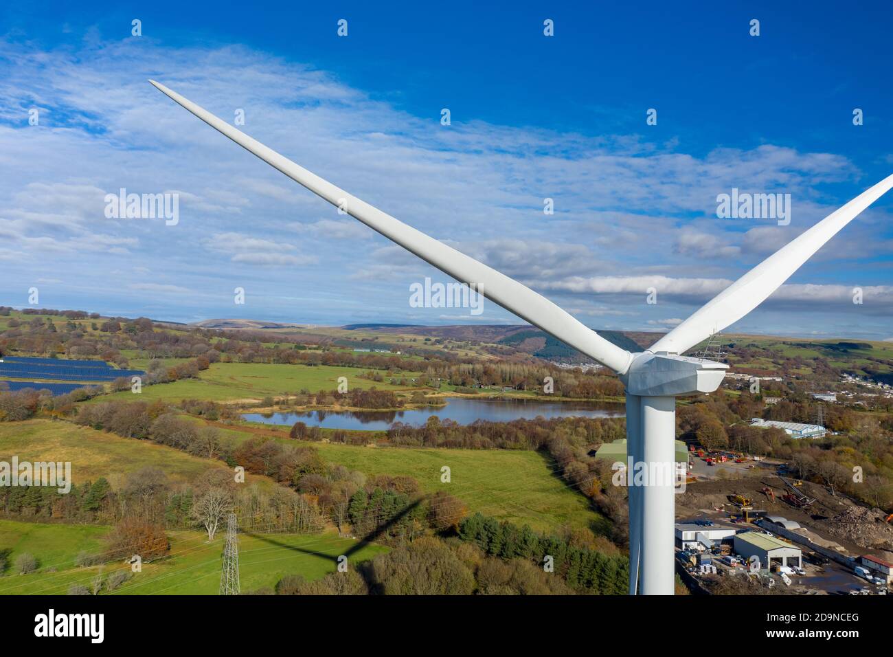 Luftaufnahme der großen Windkraftanlage stationär auf schöne walisische Landschaft. Saubere Energie-Konzept. Stockfoto