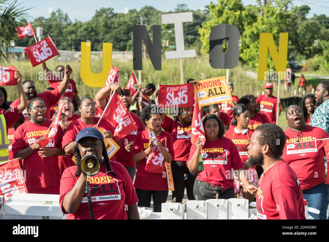 McDonals-Arbeiter versammelten sich während eines eintägigen Streiks als Teil des Kampfes für 15 Dollar Mindestlohn von einem Konsortium von Gewerkschaften am 15. Juni 2019 in Charleston, South Carolina. Stockfoto