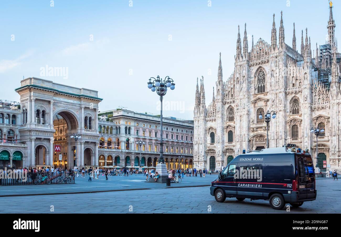 MAILAND, ITALIEN - CA. SEPTEMBER 2019: Karabinierwagen, auch Carabinieri genannt, patrouilliert vor der Mialn Kathedrale in Mailand. Überwachung und Stockfoto