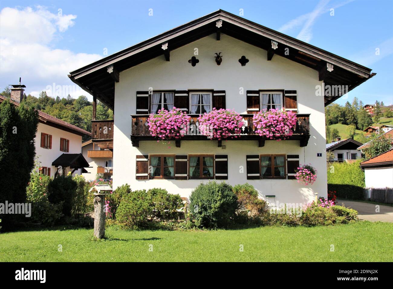 Deutschland, Bayern, Oberbayern, Mittenwald, Wohnhaus, Geranien, Blumenschmuck Stockfoto