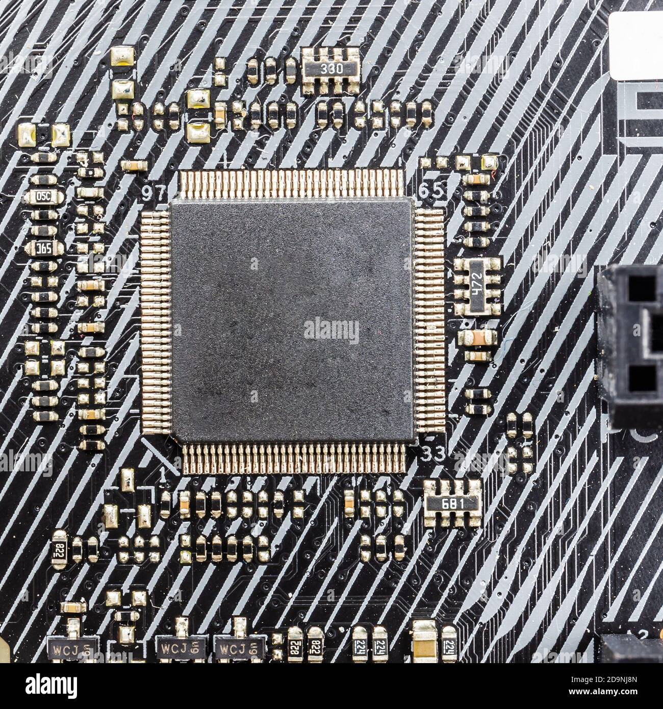 Microchip auf modernem schwarzen Motherboard für PC oder Server mit Anschluss Stockfoto