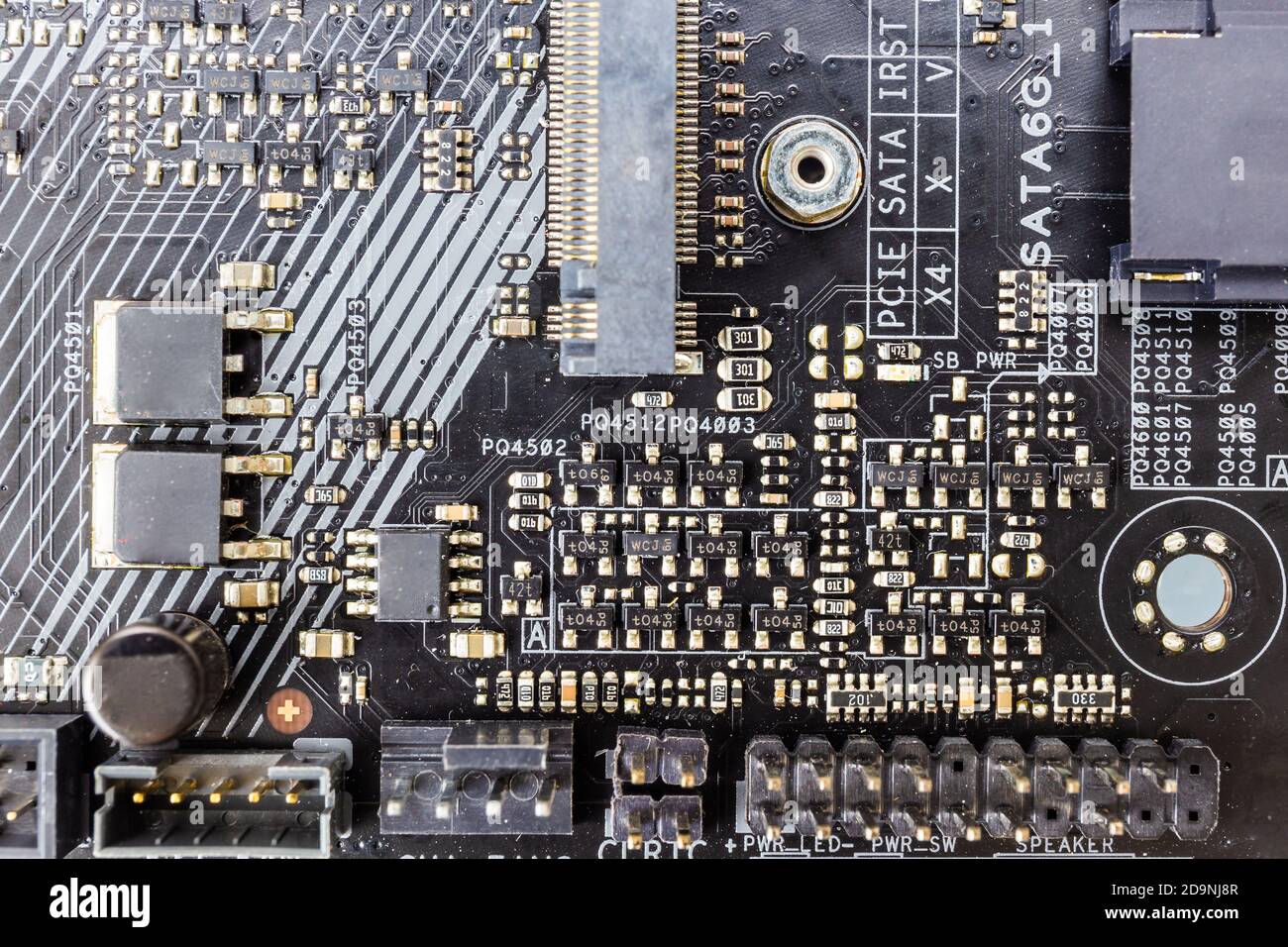 Microchip auf modernem schwarzen Motherboard für PC oder Server mit Anschluss Stockfoto