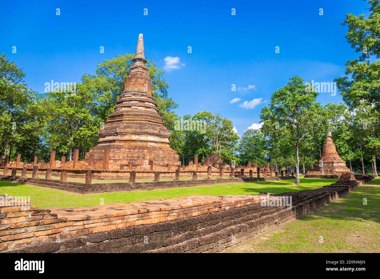 Wahrzeichen der alten Chedi aus alten Ziegeln im Kamphaeng Phet Historical Park, Thailand. Stockfoto