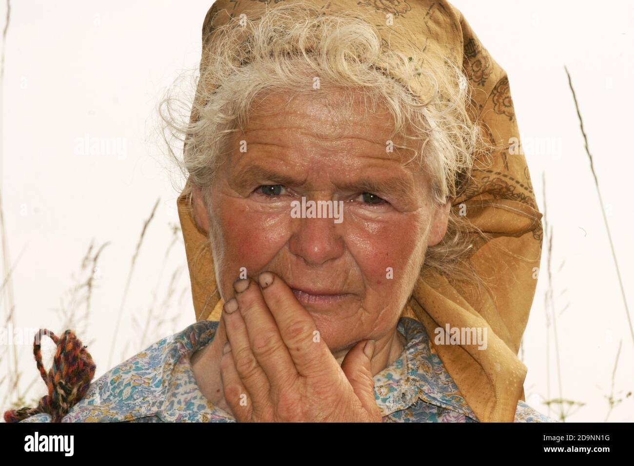 Porträt einer älteren Frau auf dem Land Rumäniens Stockfoto
