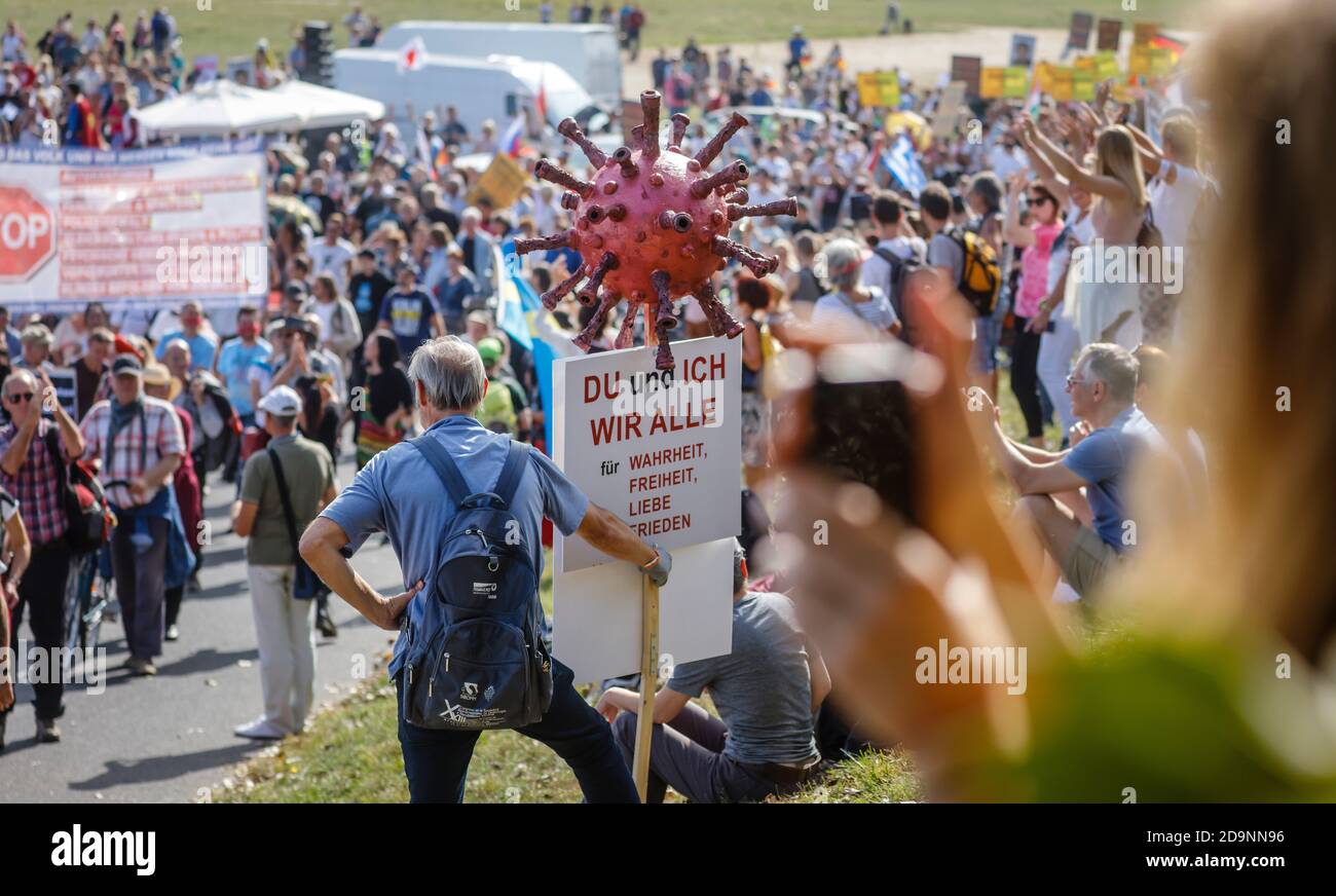 20. September 2020, Düsseldorf, Nordrhein-Westfalen, Deutschland - Demonstration gegen die Gesundheitspolitik der Bundesregierung und die Maßnahmen zur Begrenzung der Ausbreitung der Coronavirus-Pandemie, Corona-Leugner, Impfgegner und Anhänger diffuser Verschwörungstheorien, demonstrieren gegen Einschränkungen der Freiheit, die Coronakrise einzudämmen. Stockfoto