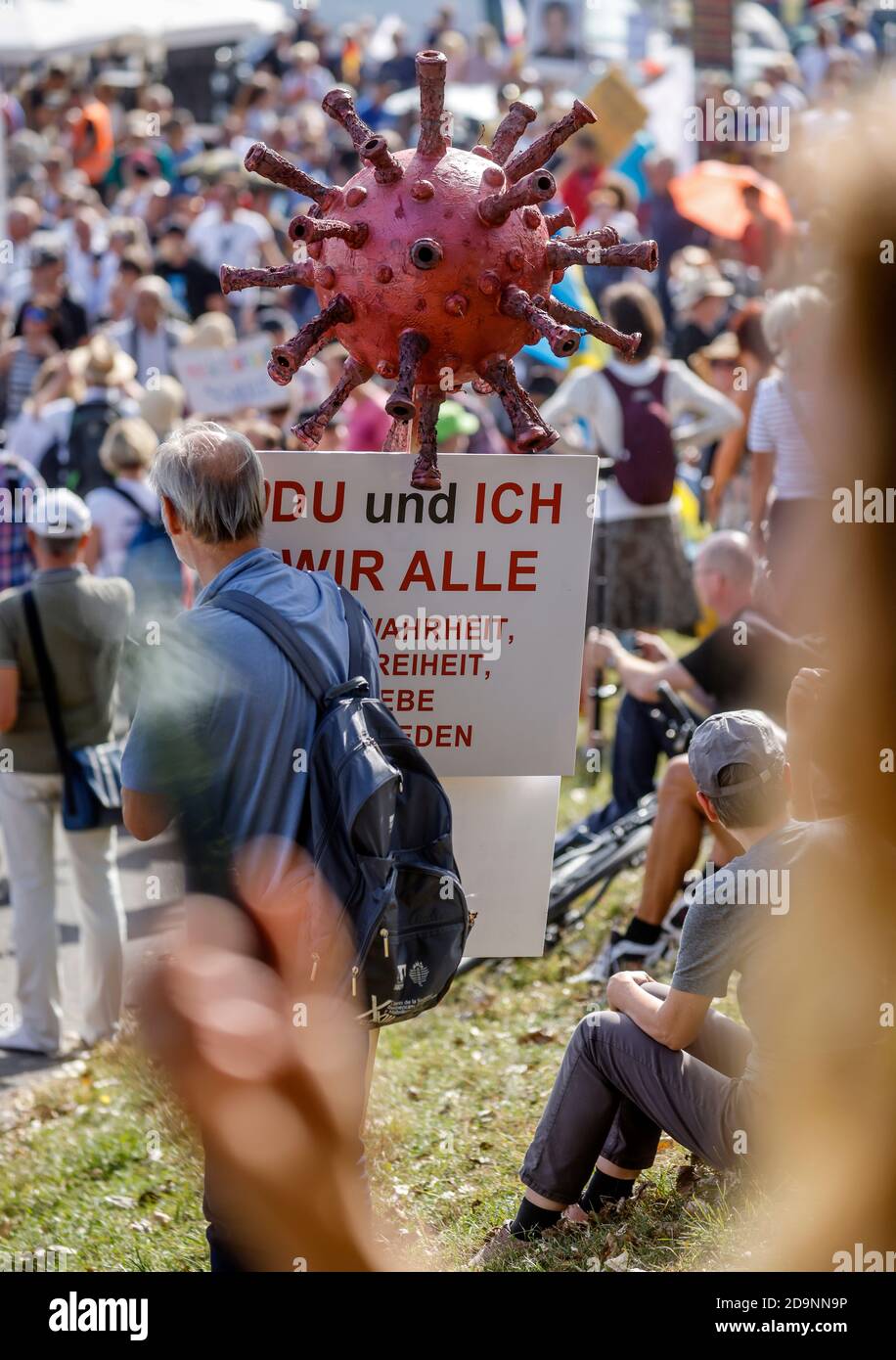 20. September 2020, Düsseldorf, Nordrhein-Westfalen, Deutschland - Demonstration gegen die Gesundheitspolitik der Bundesregierung und die Maßnahmen zur Begrenzung der Ausbreitung der Coronavirus-Pandemie, Corona-Leugner, Impfgegner und Anhänger diffuser Verschwörungstheorien, demonstrieren gegen Einschränkungen der Freiheit, die Coronakrise einzudämmen. Stockfoto